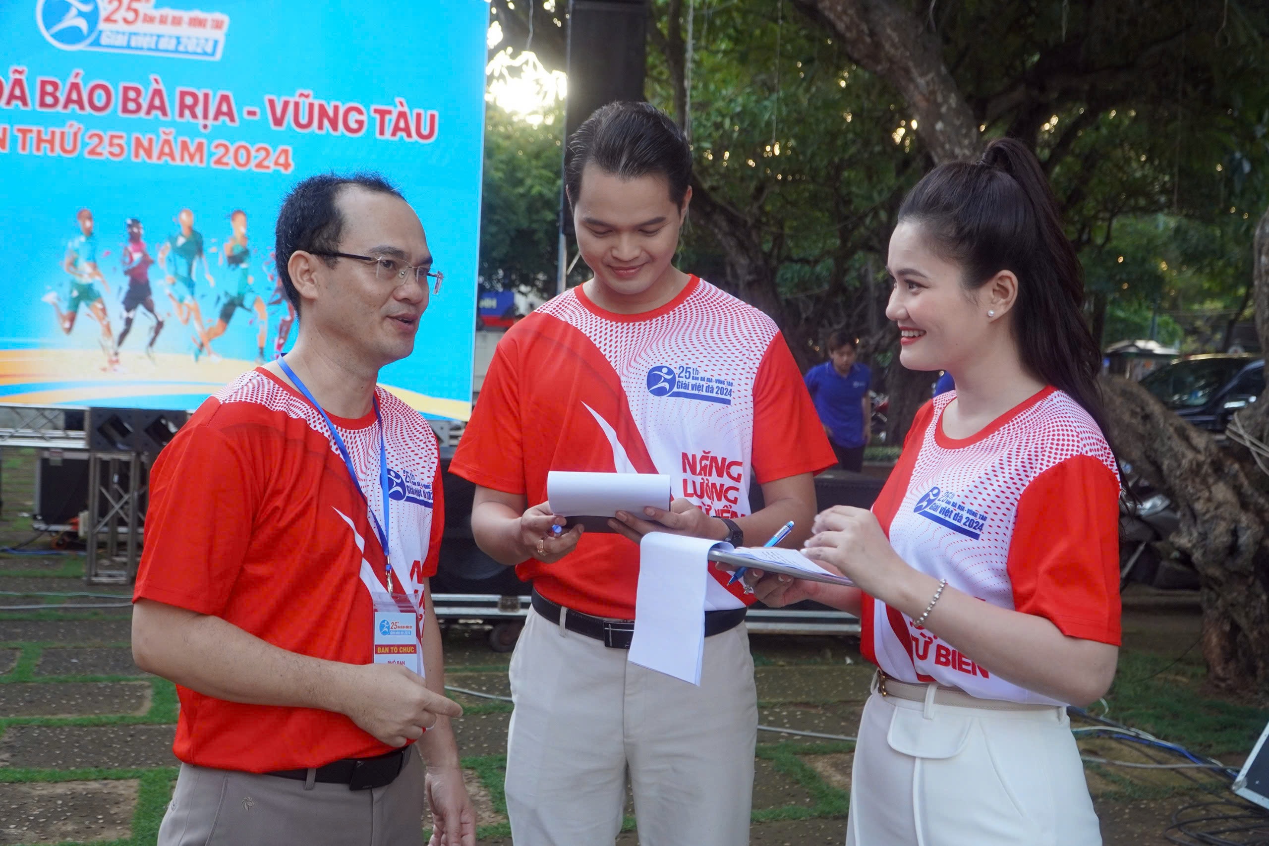 Ông Nguyễn Văn Tiện, Phó Tổng Biên tập Báo Bà Rịa-Vũng Tàu, Phó Ban tổ chức giải trao đổi với MC trước giờ khai mạc.
