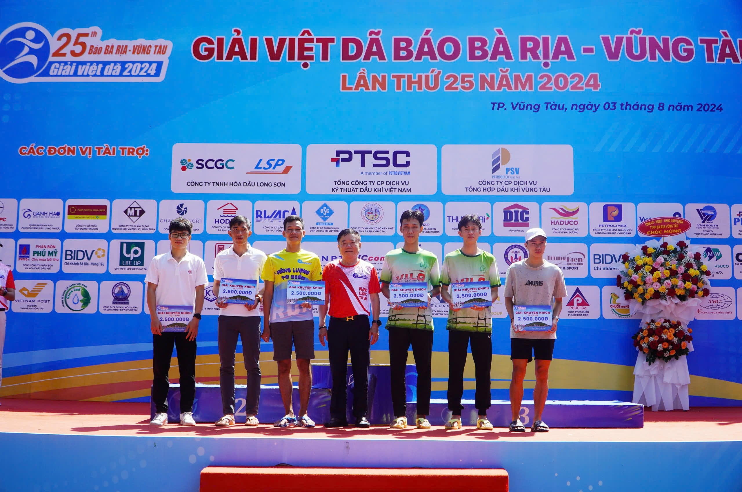 Đại diện nhà tài trợ trao giải Khuyến khích cho các VĐV nam cự ly 21km.