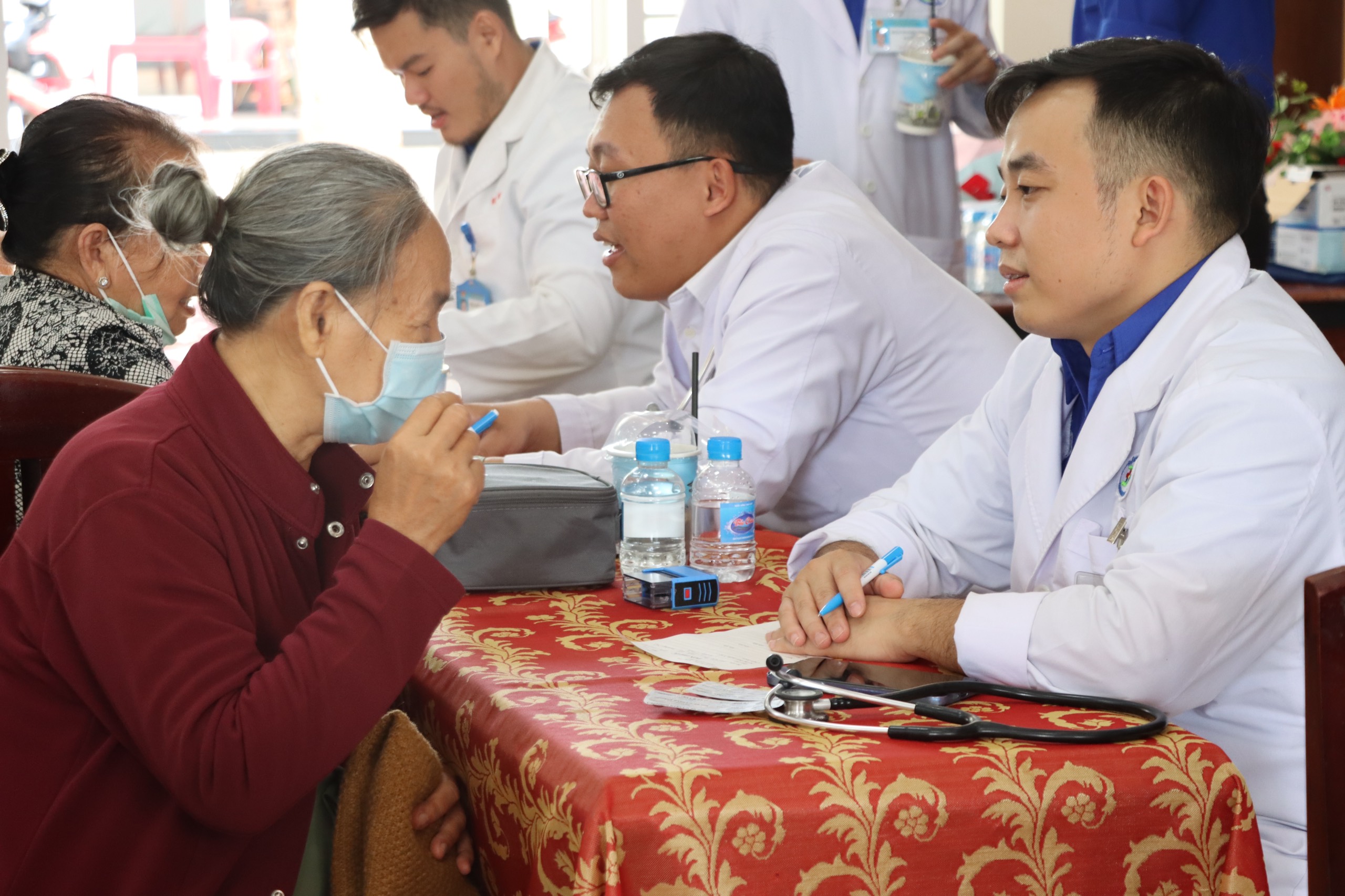 Bác sĩ Bệnh viện Bà Rịa khám, tư vấn sức khỏe cho thân nhân, gia đình liệt sĩ trên địa bàn huyện Châu Đức.