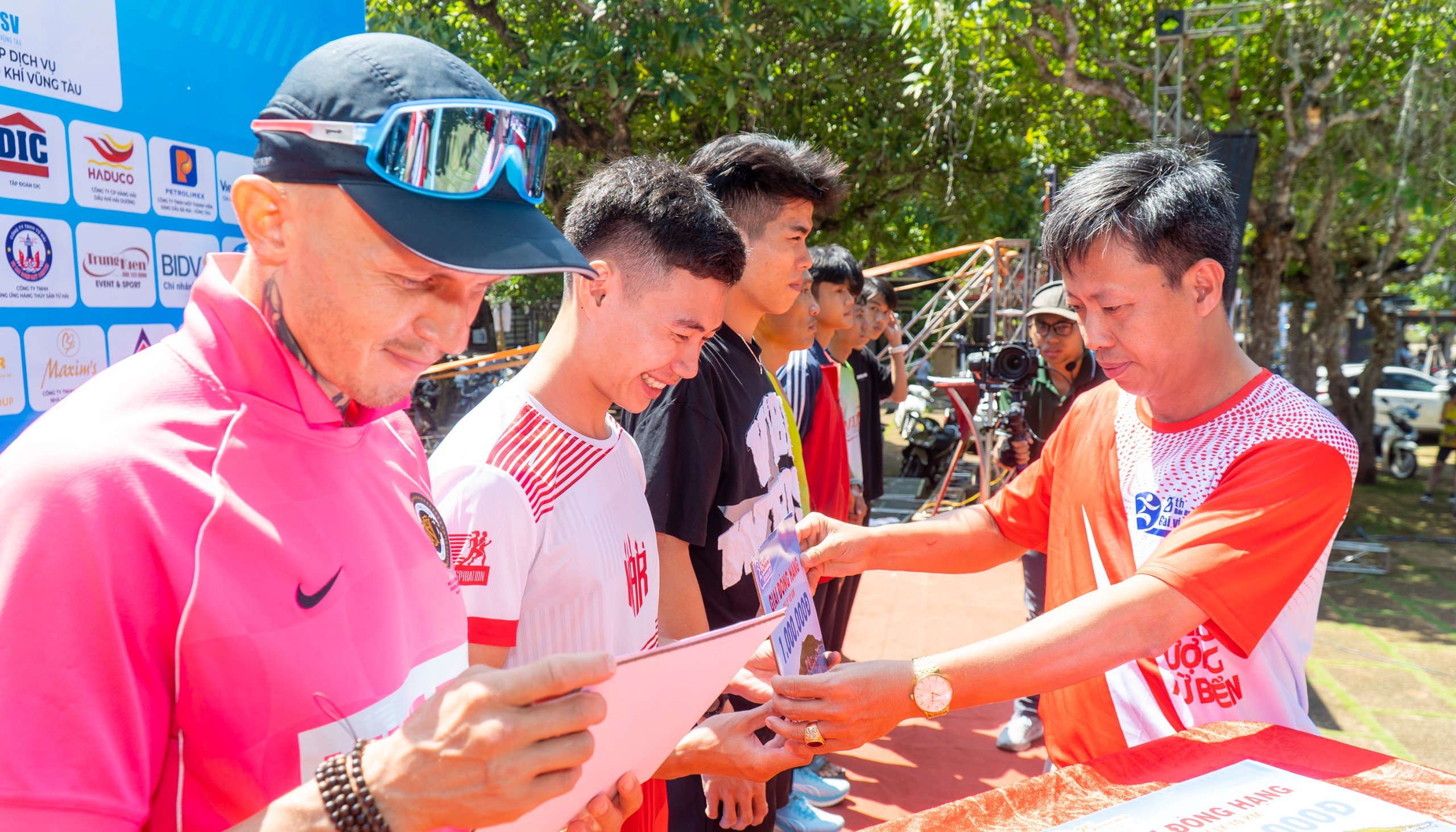 Ông Dương Nguyễn Hoàng Anh, Phó Tổng Biên tập Báo Tây Ninh trao giải cho các VĐV.
