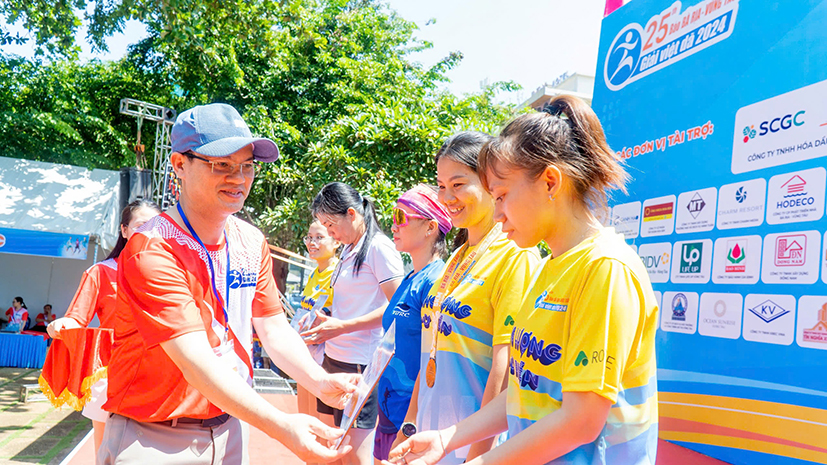 Ông Nguyễn Văn Tiện, Phó Tổng Biên tập Báo Bà Rịa-Vũng Tàu, Phó Ban tổ chức trao giải đồng hạng cự ly 5km nữ.