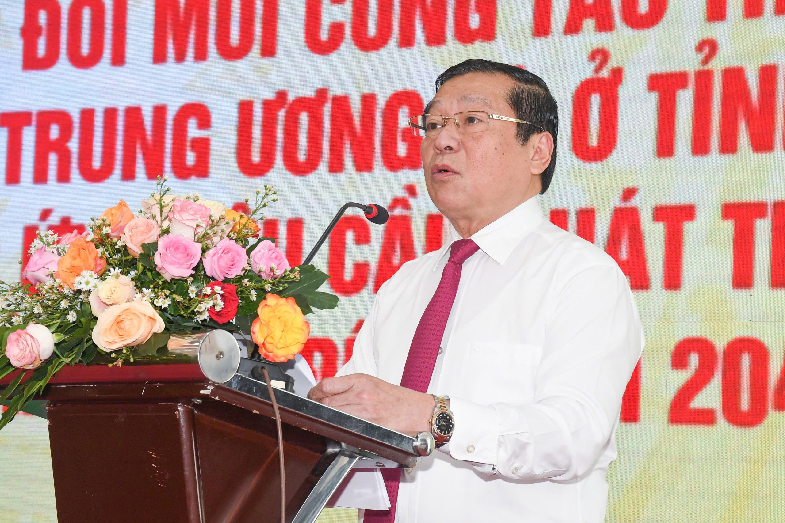 TS Lui Xuân Môn, UVBCHTW Đảng, Phó trưởng ban Thường trực Ban Tuyên giáo Trung ương, Chủ tịch Hội đồng Khoa học các cơ quan Đảng Trung ương phát biểu đề dẫn hội thảo.