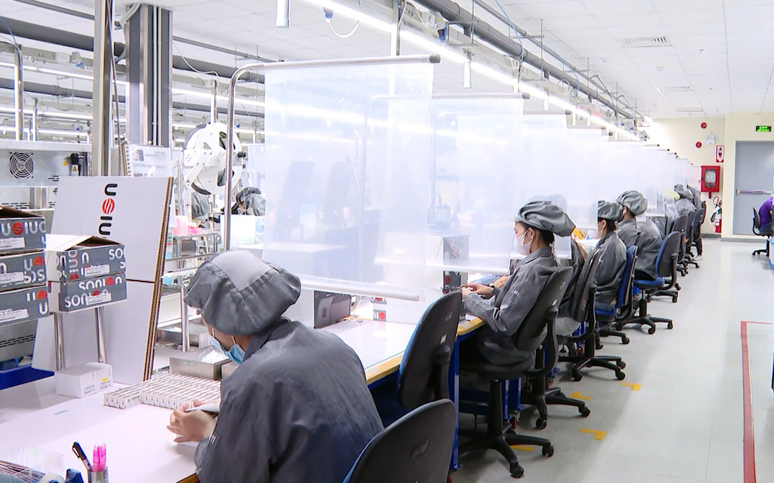 Sản xuất tại nhà máy của Công ty TNHH Novas EZ Việt Nam (Hàn Quốc), một trong những DN sản xuất vi mạch, bo mạch lớn trên địa bàn tỉnh.