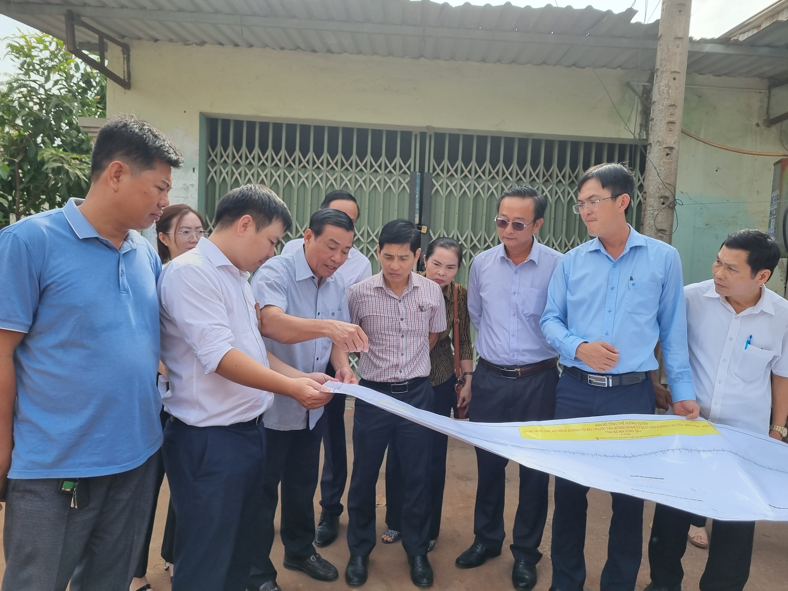 Đoàn của UBMTTQ Việt Nam tỉnh khảo sát đường thực hiện dự án ĐT992 để chuẩn bị hội nghị phản biện.