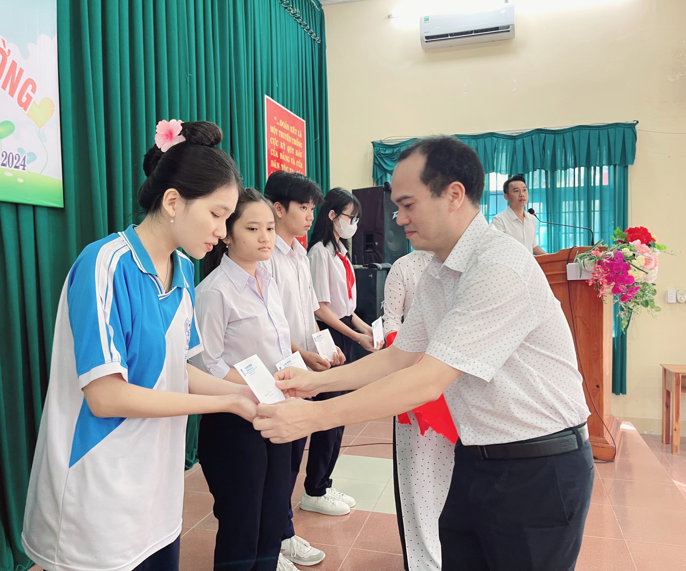 Phó Tổng Biên tập Báo Bà Rịa - Vũng Tàu Nguyễn Văn Tiện trao học bổng cho HS phường Long Toàn.
