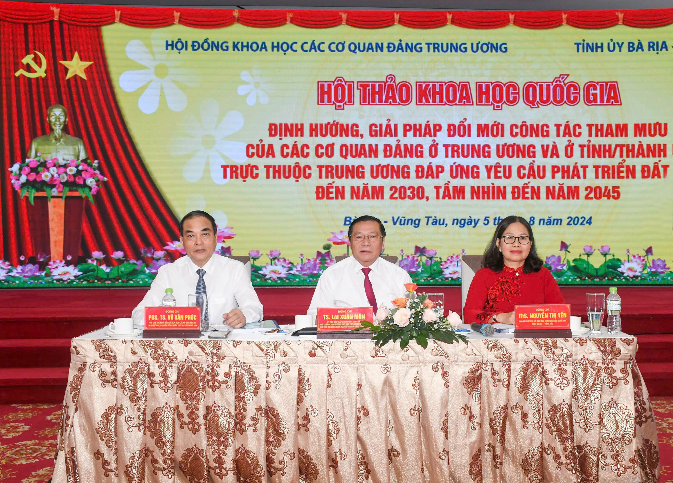 TS Lại Xuân Môn, Ủy viên Trung ương Đảng, Phó Trưởng Ban Thường trực Ban Tuyên giáo Trung ương, Chủ tịch Hội đồng Khoa học các cơ quan Đảng Trung ương; bà Nguyễn Thị Yến, Phó Bí thư Thường trực Tỉnh ủy, Trưởng Đoàn ĐBQH tỉnh Bà Rịa-Vũng Tàu; PGS.TS Vũ Văn Phúc, Phó Chủ tịch Hội đồng Khoa học các cơ quan Đảng Trung ương, nguyên Tổng Biên tập Tạp chí Cộng sản, đồng chủ trì hội thảo. Ảnh: PHÚC LƯU