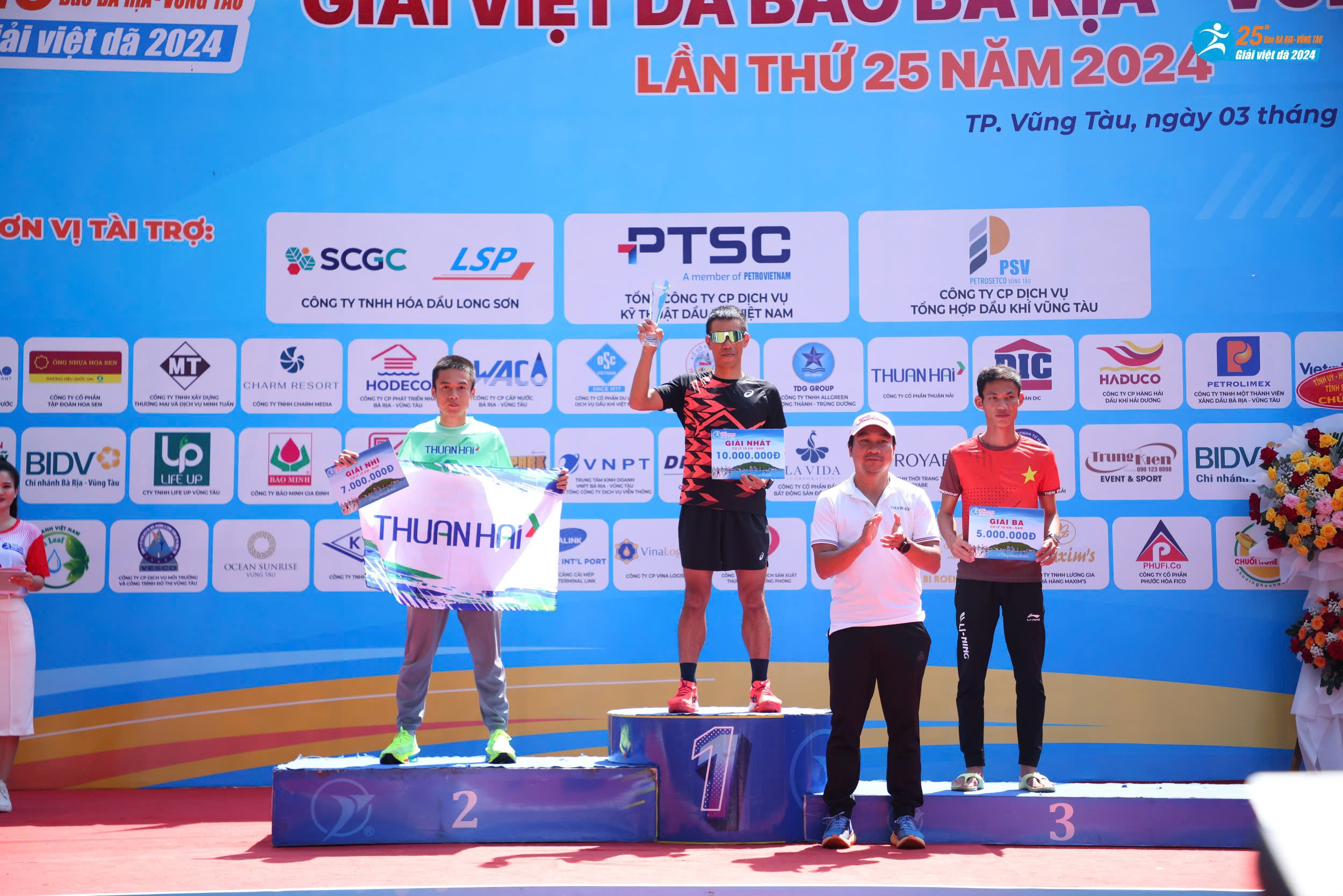 Ông Phạm Trần Đăng Quyến, Phó Tổng Giám đốc Công ty CP Thuận Hải trao giải cho các VĐV nam đạt giải Nhất, Nhì, Ba cự ly 10km.