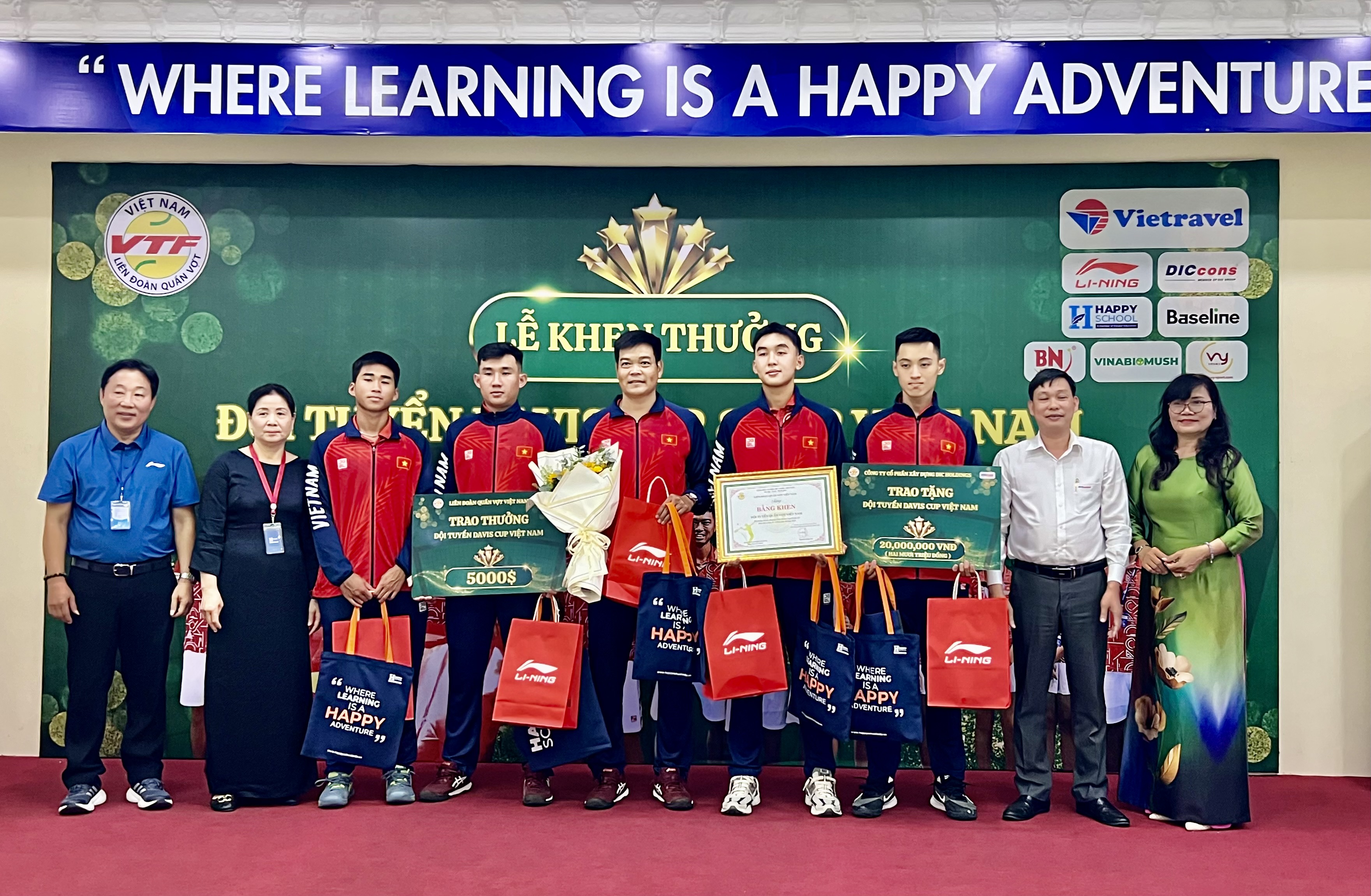 Lãnh đạo Liên đoàn Quần vợt Việt Nam và các nhà tài trợ trào quà cho đội tuyển Davis Cup.
