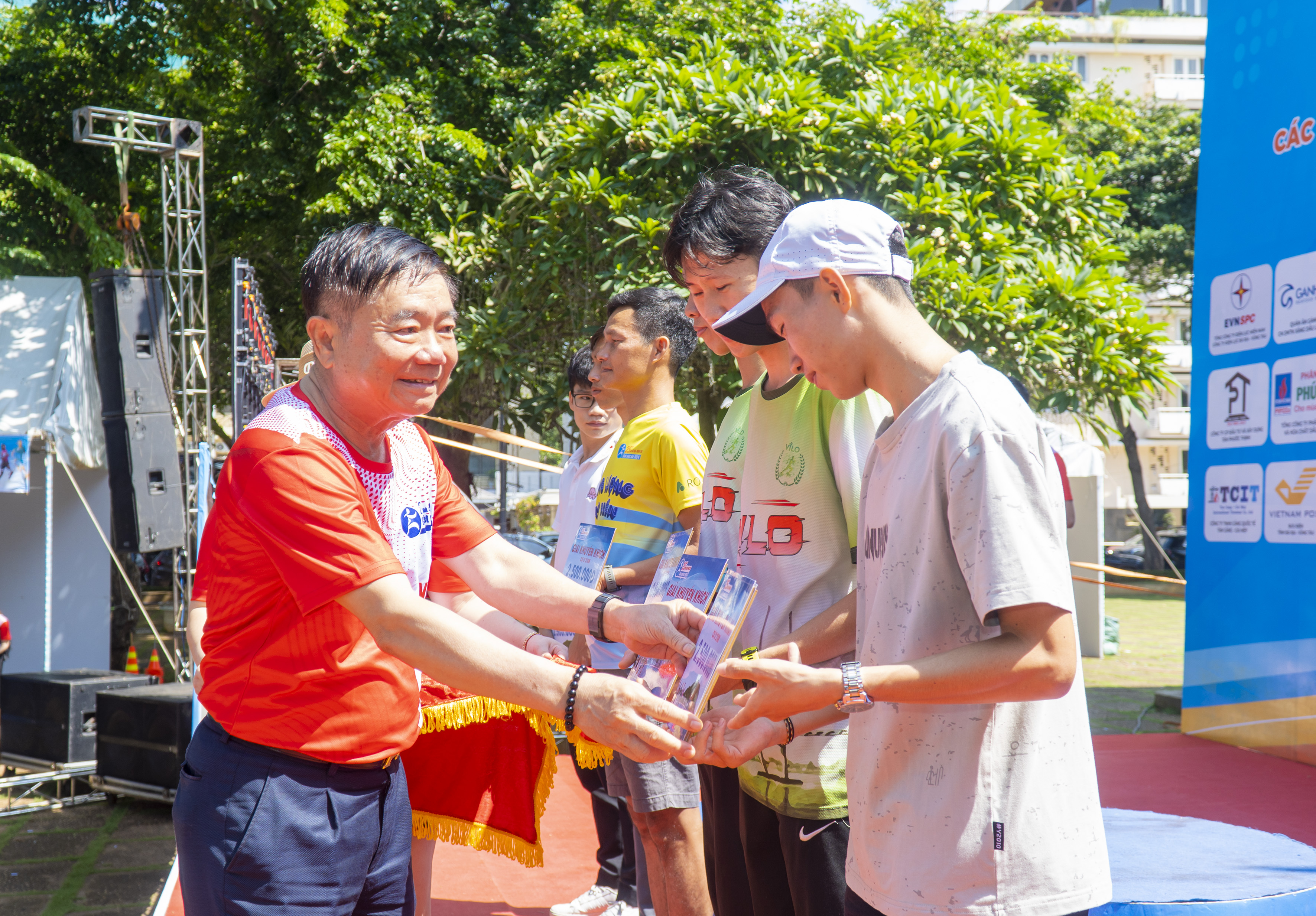 Ông Đoàn Hữu Thuận, Chủ tịch HĐQT Công ty CP Phát triển nhà Bà Rịa-Vũng Tàu trao giải Khuyến khích cho các  21KM NAM (1)