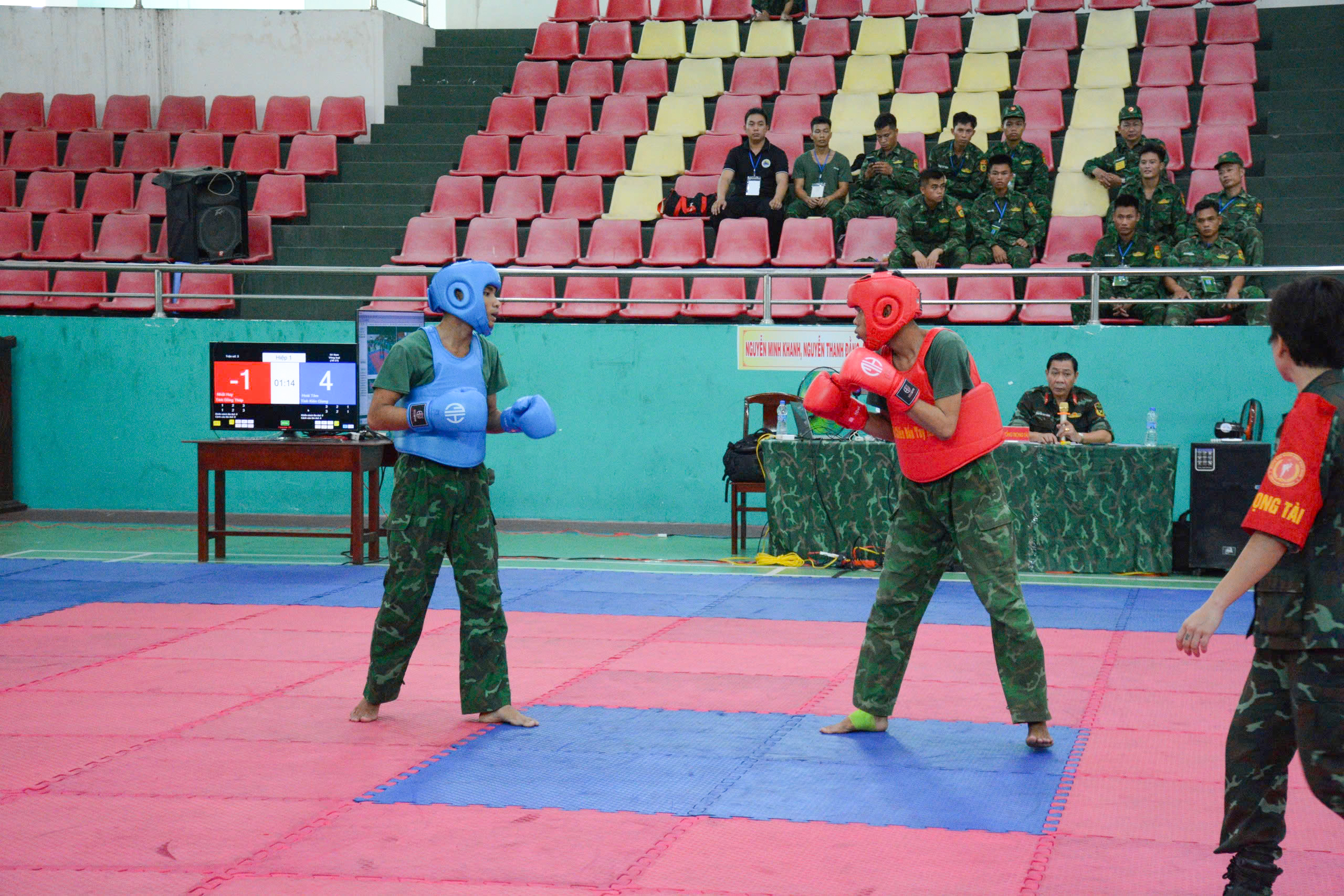 VĐV tranh tài nội dung võ chiến đấu tay không.