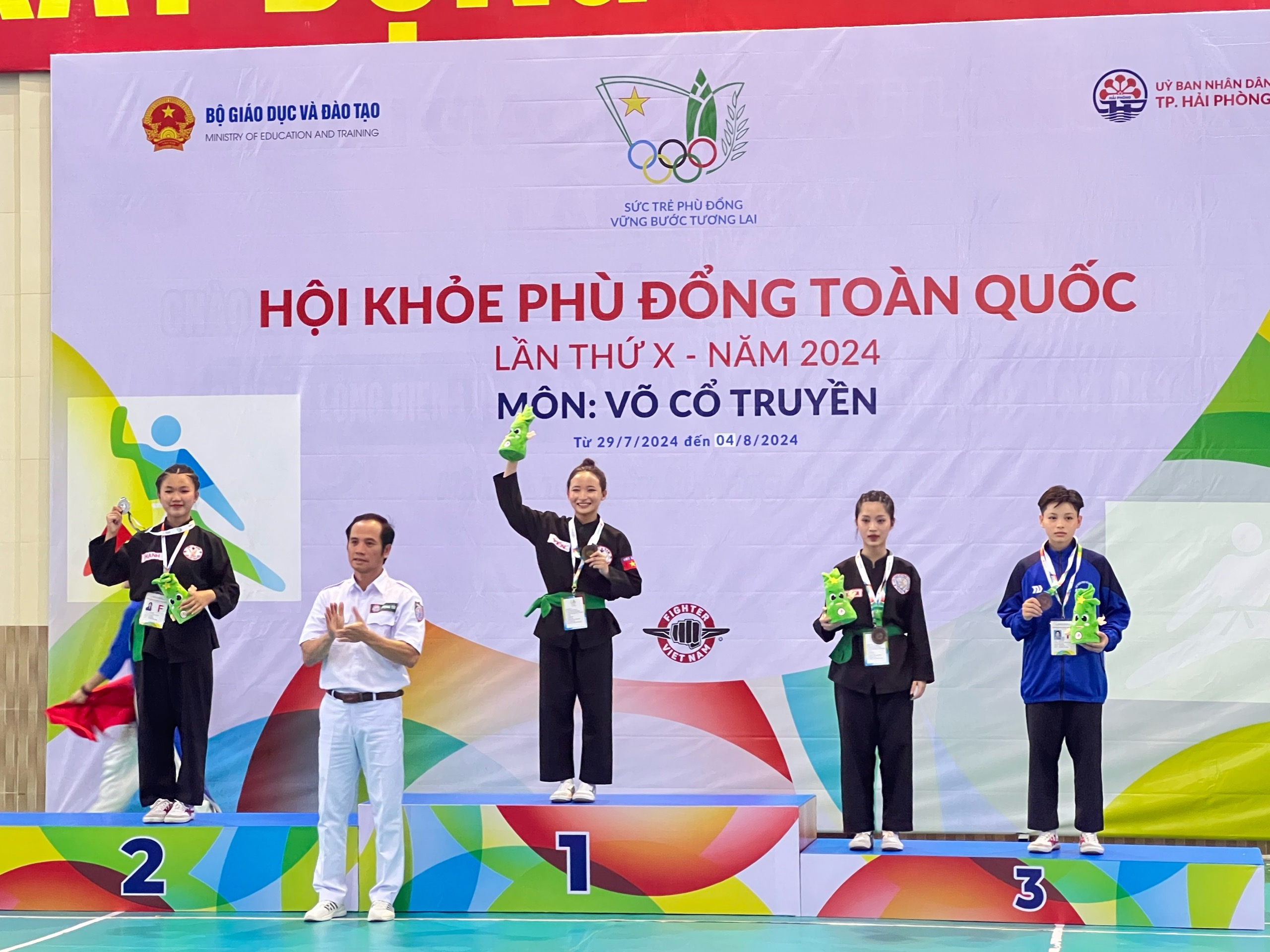  VĐV võ cổ truyền Lê Hoàng Phi Yến (đoàn Bà Rịa-Vũng Tàu) nhận HCV ở nội dung cá nhân nữ 45 động tác cấp THPT.