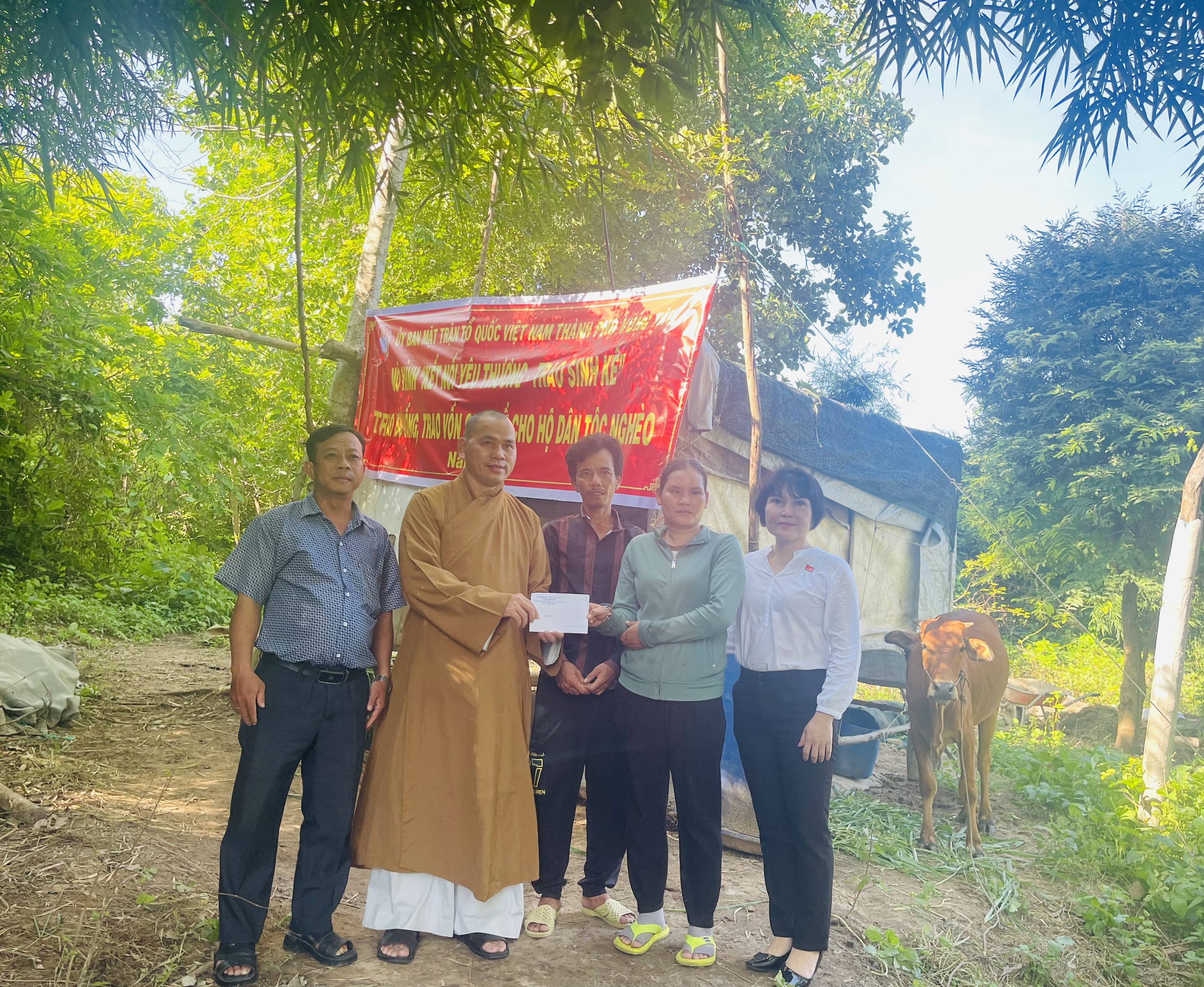 Đại diện UBMTTQ Việt Nam TP.Vũng Tàu và nhà tài trợ trao sinh kế tới hộ Ka Thiên.