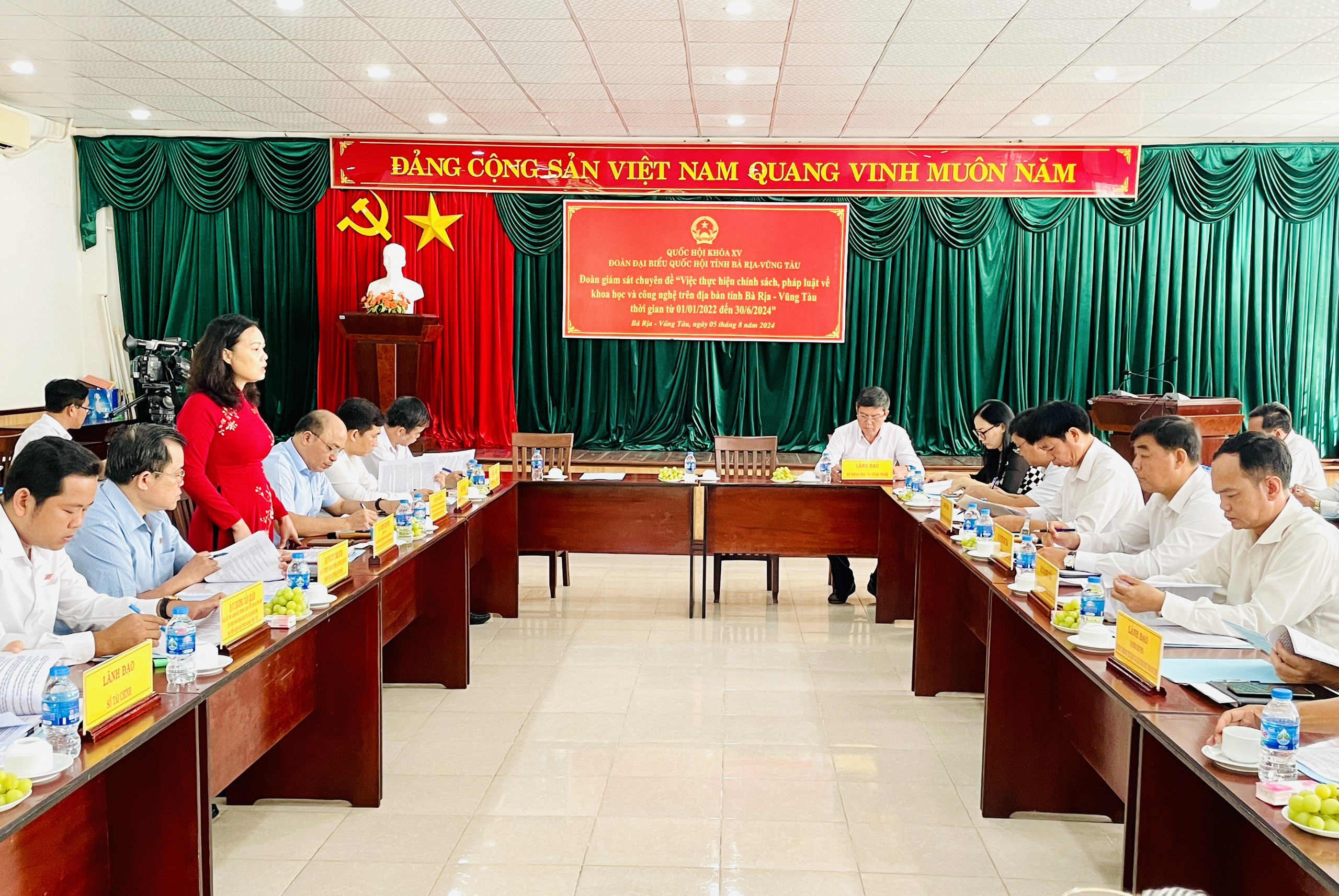 Bà Huỳnh Thị Phúc, Phó Trưởng đoàn ĐBQH trao đổi nội dung giám sát về KH-CN với lãnh đạo Sở NN-PTNT sáng ngày 5/8.
