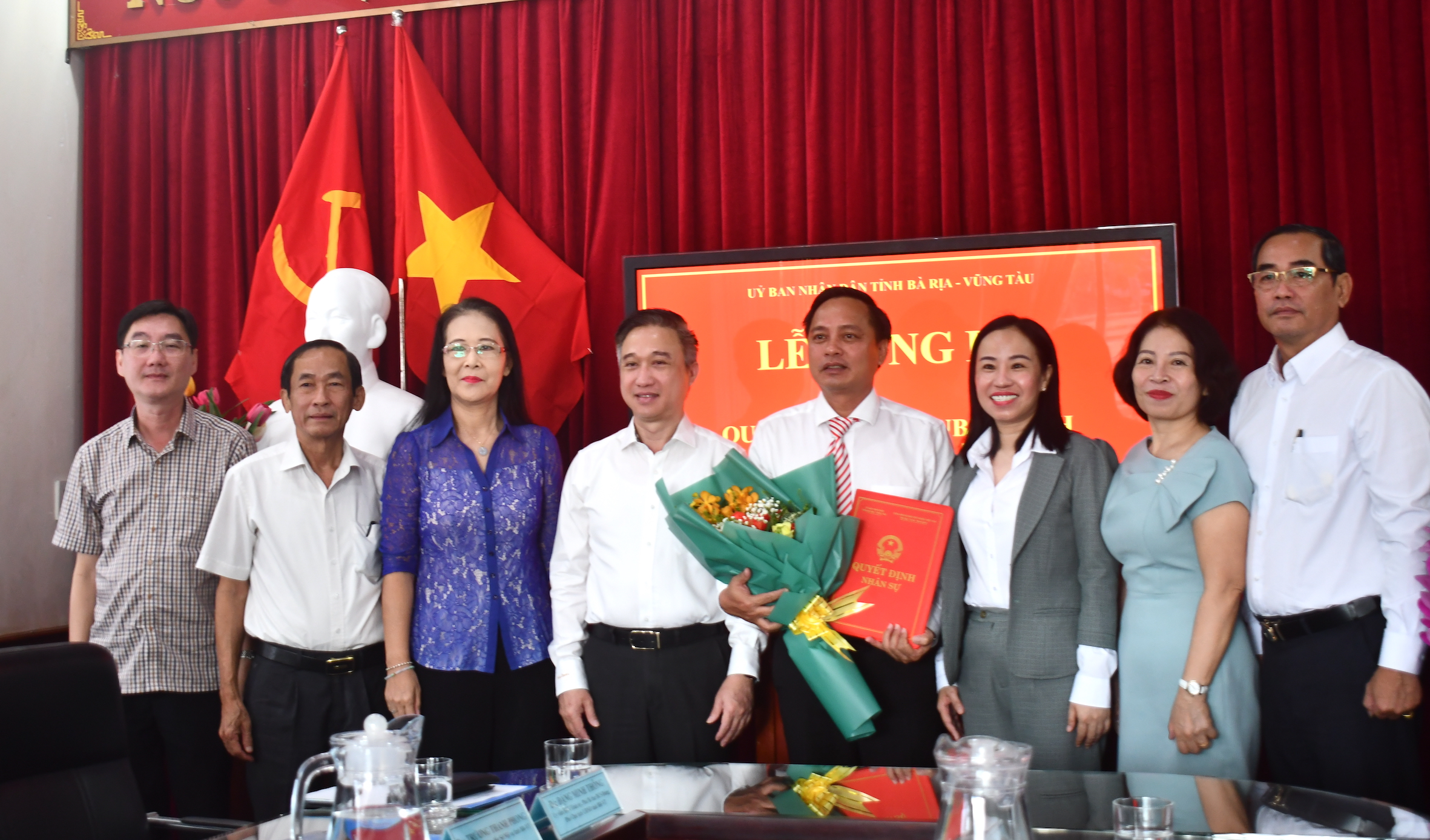 Ông Đặng Minh Thông, Phó Chủ tịch UBND tỉnh; bà Võ Ngọc Thanh Trúc, Phó Trưởng Ban Tổ chức Tỉnh ủy  trao quyết định, tặng hoa chúc mừng đến ông Lê Anh Thi.