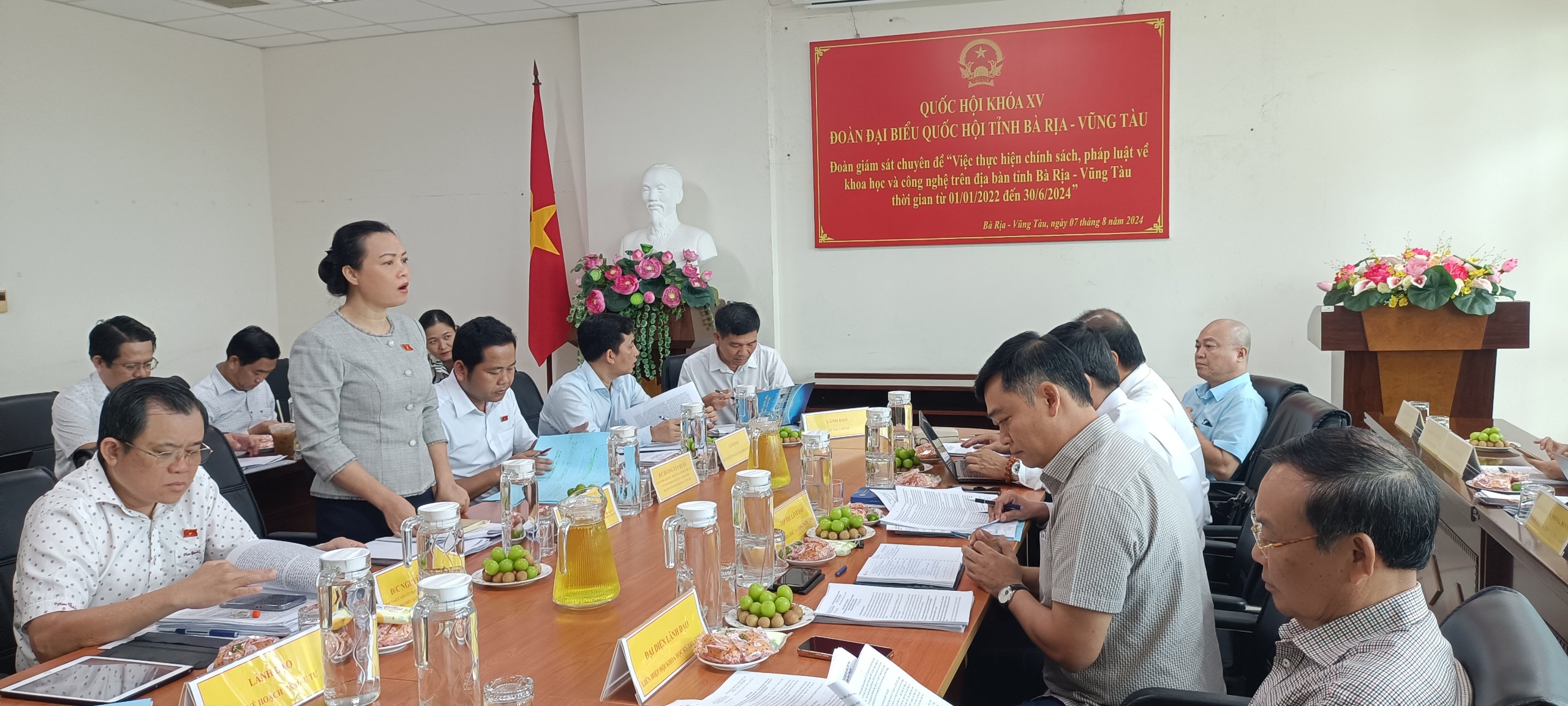 Bà Huỳnh Thị Phúc, Phó Trưởng đoàn ĐBQH trao đổi tại buổi giám sát Sở KH-CN về việc thực hiện chính sách, pháp luật về KH-CN sáng 7/8.