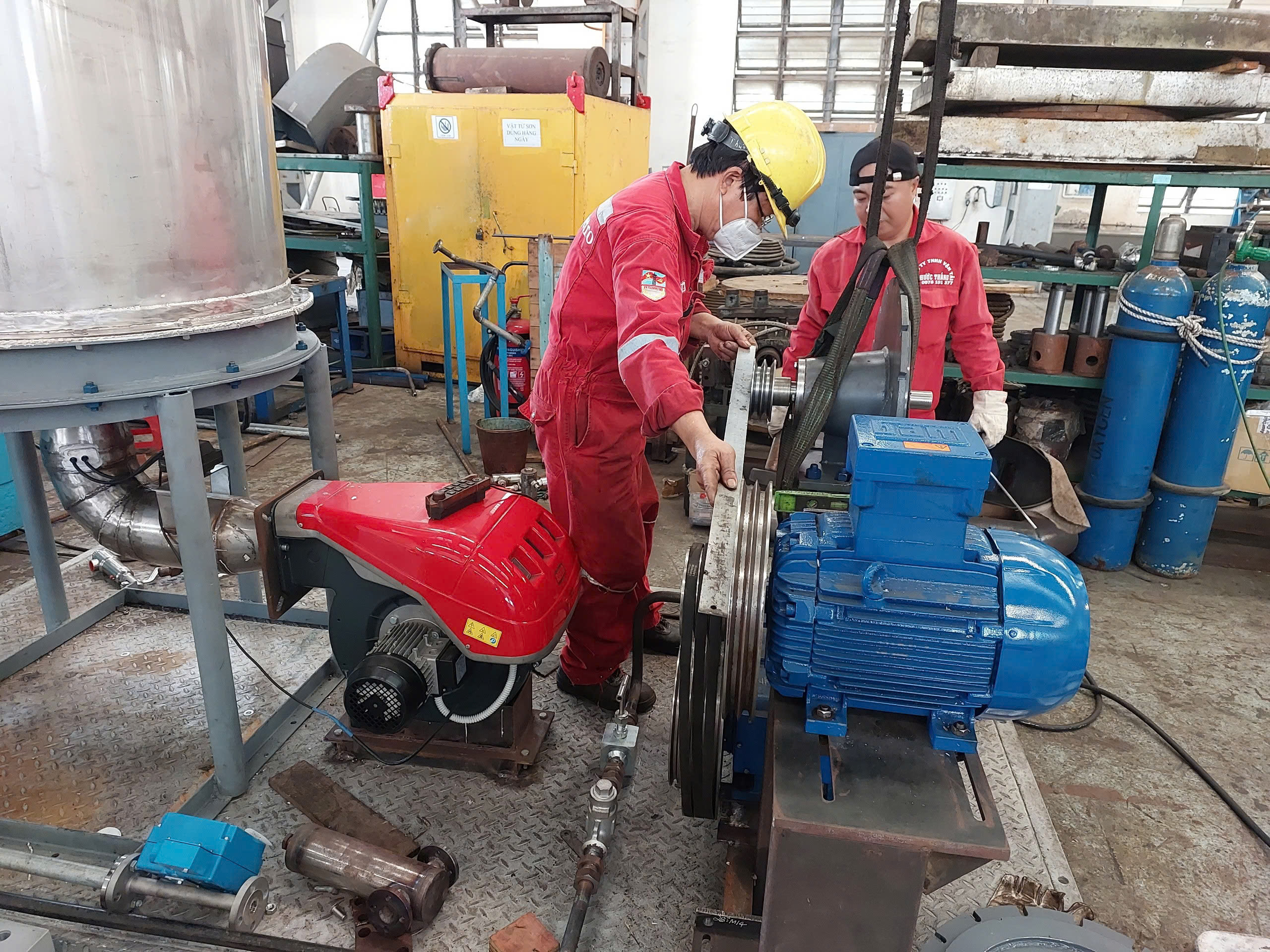 Công nhân Vietsovpetro đang chế tạo trạm sinh hơi cao áp di động (trước phải nhập máy từ Nga), giải pháp đoạt giải Nhì Hội thi sáng tạo kỹ thuật năm 2022-2023 của tỉnh.