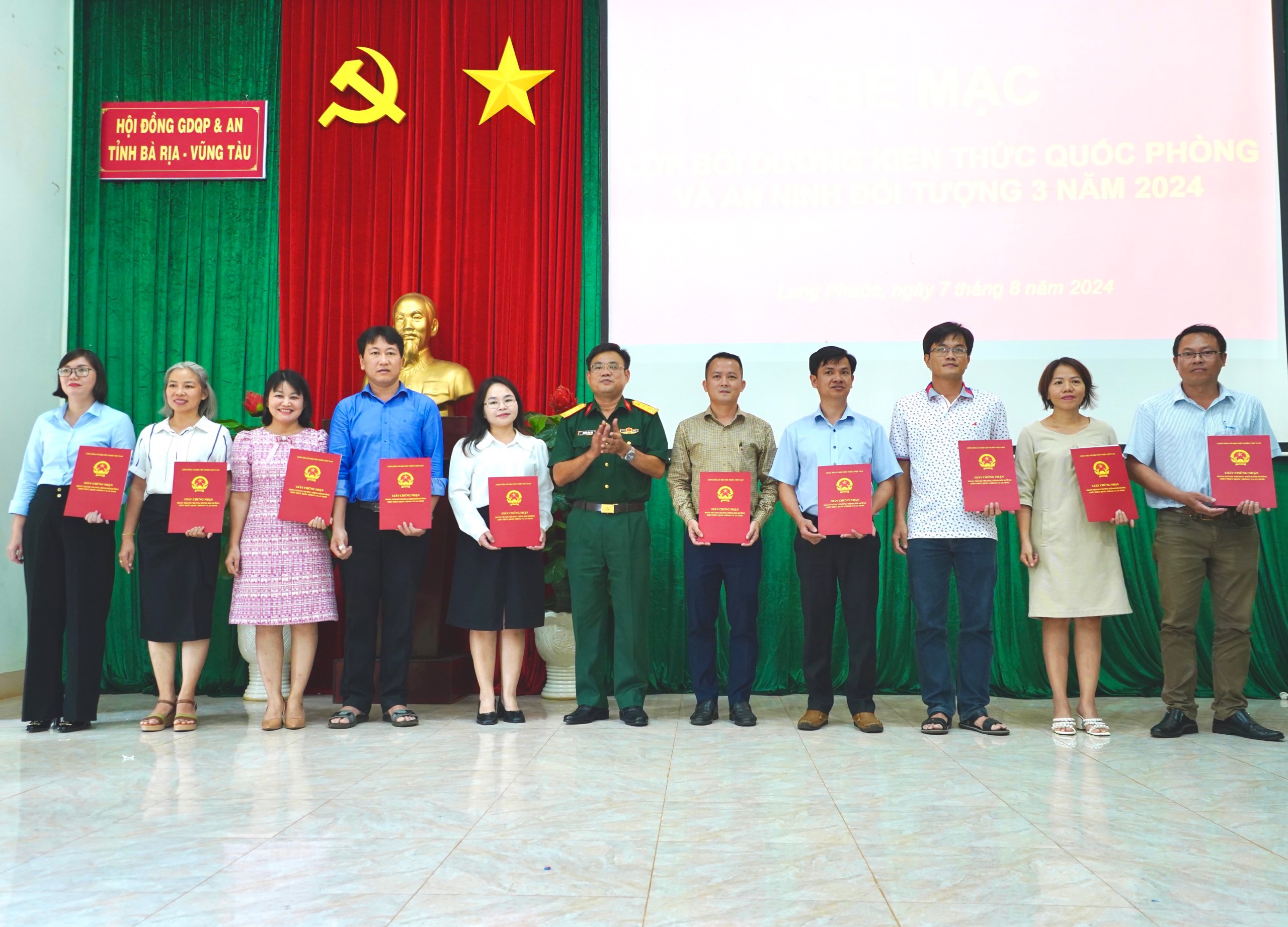 Các học viên đối tượng 3 được trao giấy chứng nhận bồi dưỡng kiến thức quốc phòng-an ninh