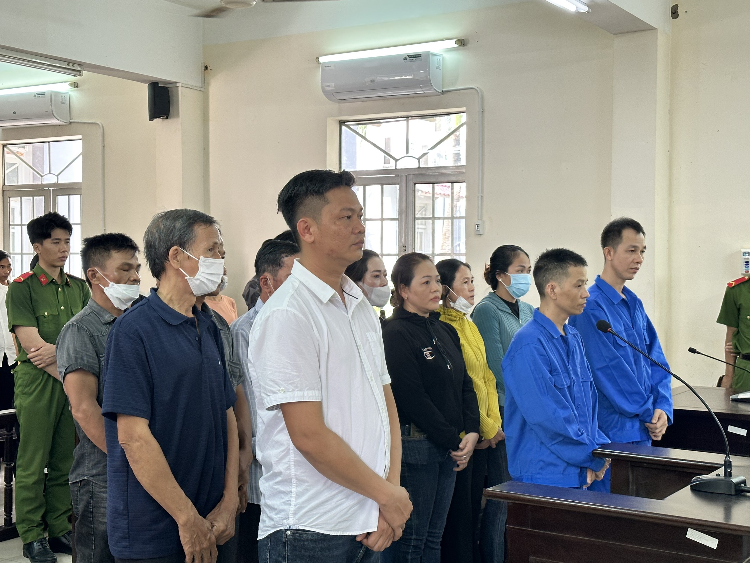 Các bị cáo trong đường dây thầu và chơi lô đề tại phiên xét xử.