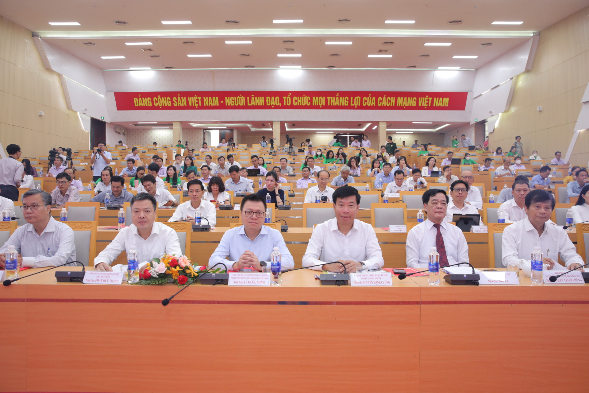 Nhà báo Lê Quốc Minh, Ủy viên Ban chấp hành Trung ương Đảng, Phó Trưởng Ban Tuyên giáo Trung ương, Tổng Biên tập Báo Nhân dân, Chủ tịch Hội Nhà báo Việt Nam và các đại biểu Trung ương và lãnh đạo tỉnh Bình Phước dự tại hội thảo.
