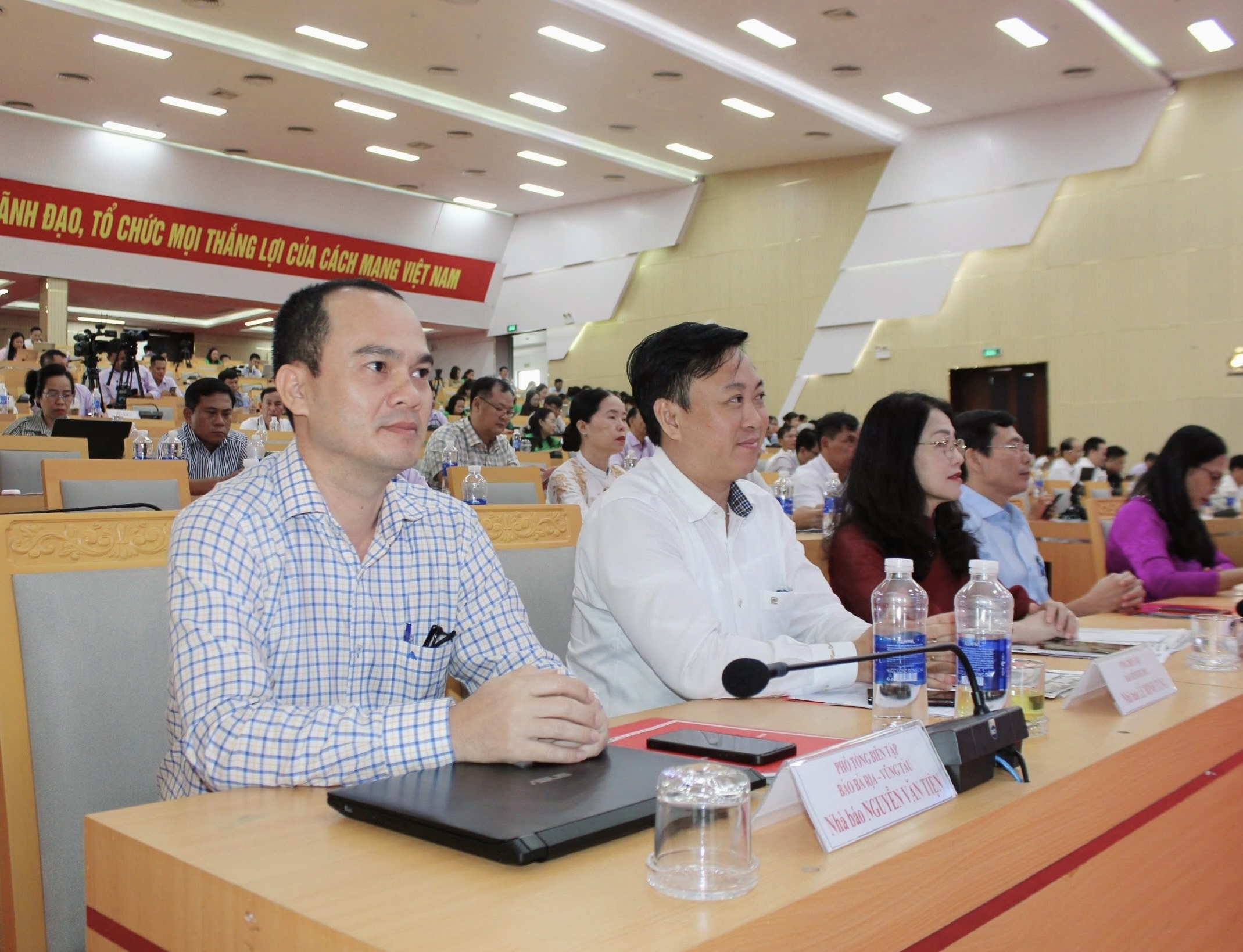 Lãnh đạo các cơ quan báo chí trung ương, địa phương và đại biểu dự hội thảo.