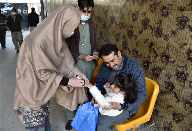 Em nhỏ uống vaccine phòng bại liệt tại Peshawar, Pakistan.