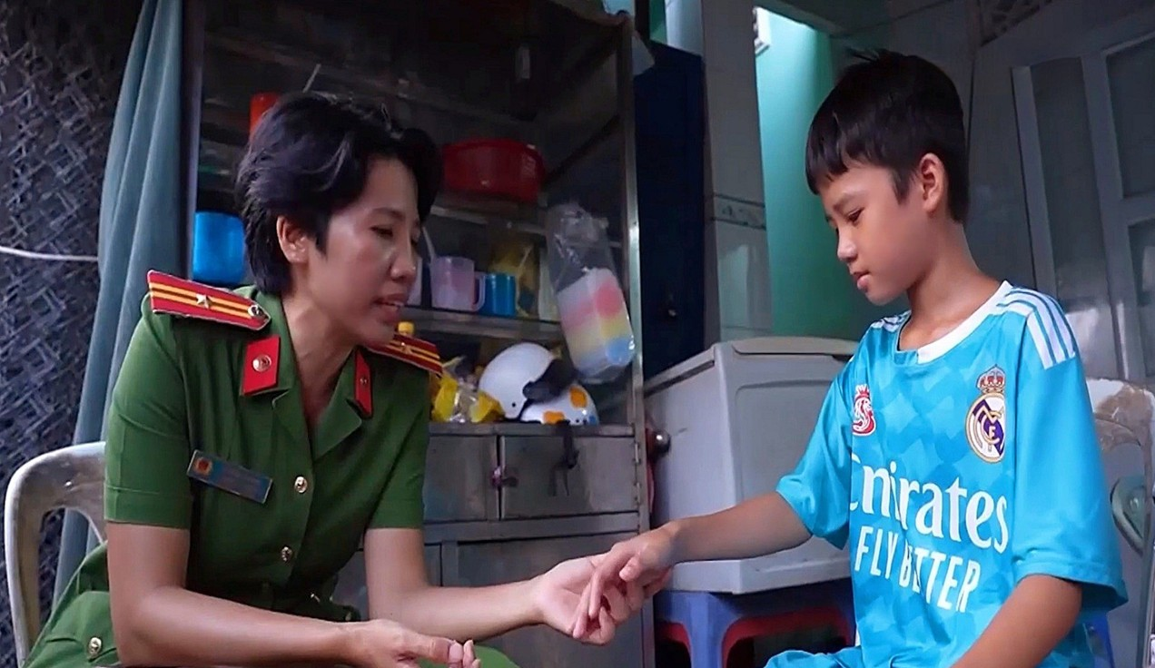 Chị Đỗ Hồng Chinh (thời điểm đang giữ hàm Thiếu tá) thăm hỏi, động viên cháu Nguyễn Minh Tâm.