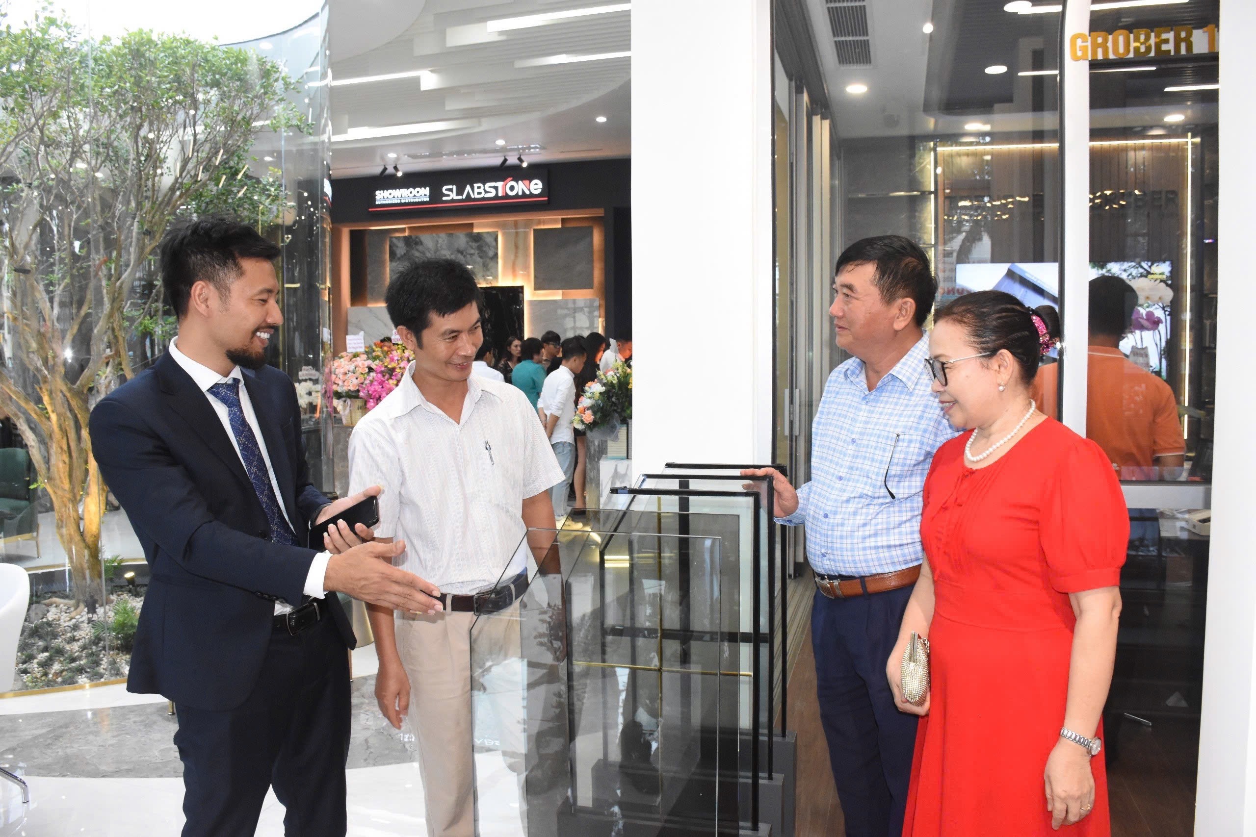 Khách hàng tham khảo sản phẩm cửa của Grober thân thiện môi trường, thích ứng với biến đổi khí hậu  tại TP.Vũng Tàu.