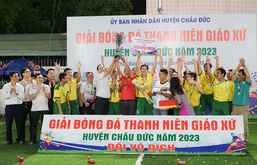 Bên cạnh phát triển kinh tế, đời sống văn hóa, thể thao cũng được huyện Châu Đức quan tâm phát triển. Trong ảnh: Ông Nguyễn Tấn Bản, Chủ tịch UBND huyện Châu Đức trao cúp vô địch Giải bóng đá thanh niên giáo xứ cho đội Giáo xứ Vinh Trung.