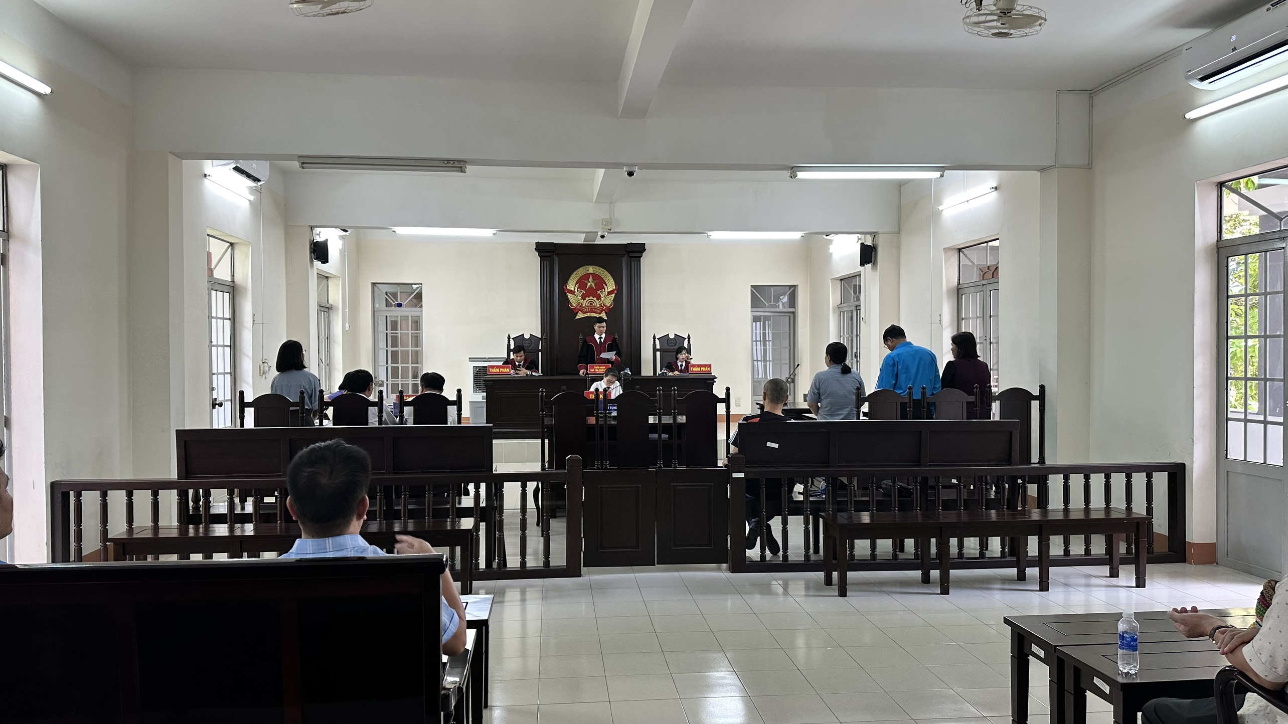 Phiên tòa phúc thẩm xét xử vụ án tranh chấp đơn phương chấm dứt hợp đồng lao động Công ty PM3 và NLĐ.