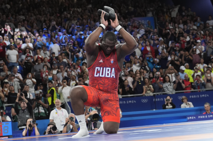 Mijain Lopez cởi giày và đặt lên thảm vật để tuyên bố giải nghệ sau khi giành HC vàng Olympic thứ năm liên tiếp.