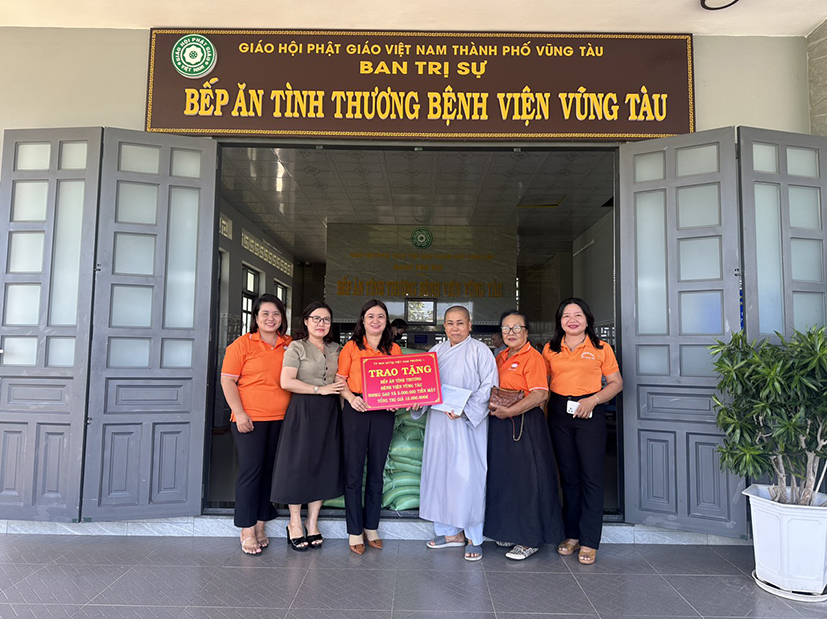 Đại diện phường 1 trao gạo, tiền mặt tới Bếp ăn tình thương Bệnh viện Vũng Tàu.