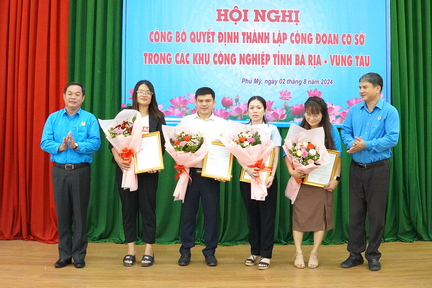 Ông Nguyễn Bá Hùng, Phó Chủ tịch LĐLĐ tỉnh và ông Nguyễn Thanh Sơn, Chủ tịch CĐ Các KCN tỉnh trao quyết định thành lập CĐCS trong tháng 8/2024.