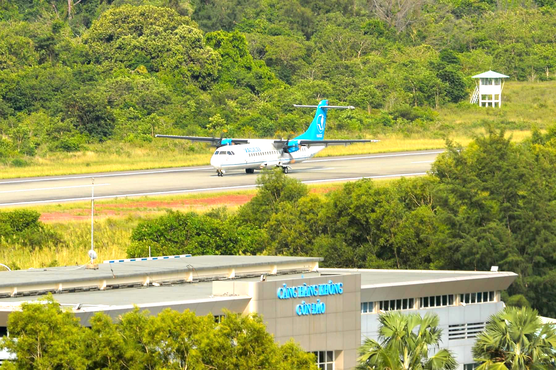 Nhằm khai thác đầy tải trọng thương mại, sân bay Côn Đảo kéo dài đường cất hạ cánh ra phía biển khoảng 860m (về phía Đông) để đạt chiều dài 2.400m.