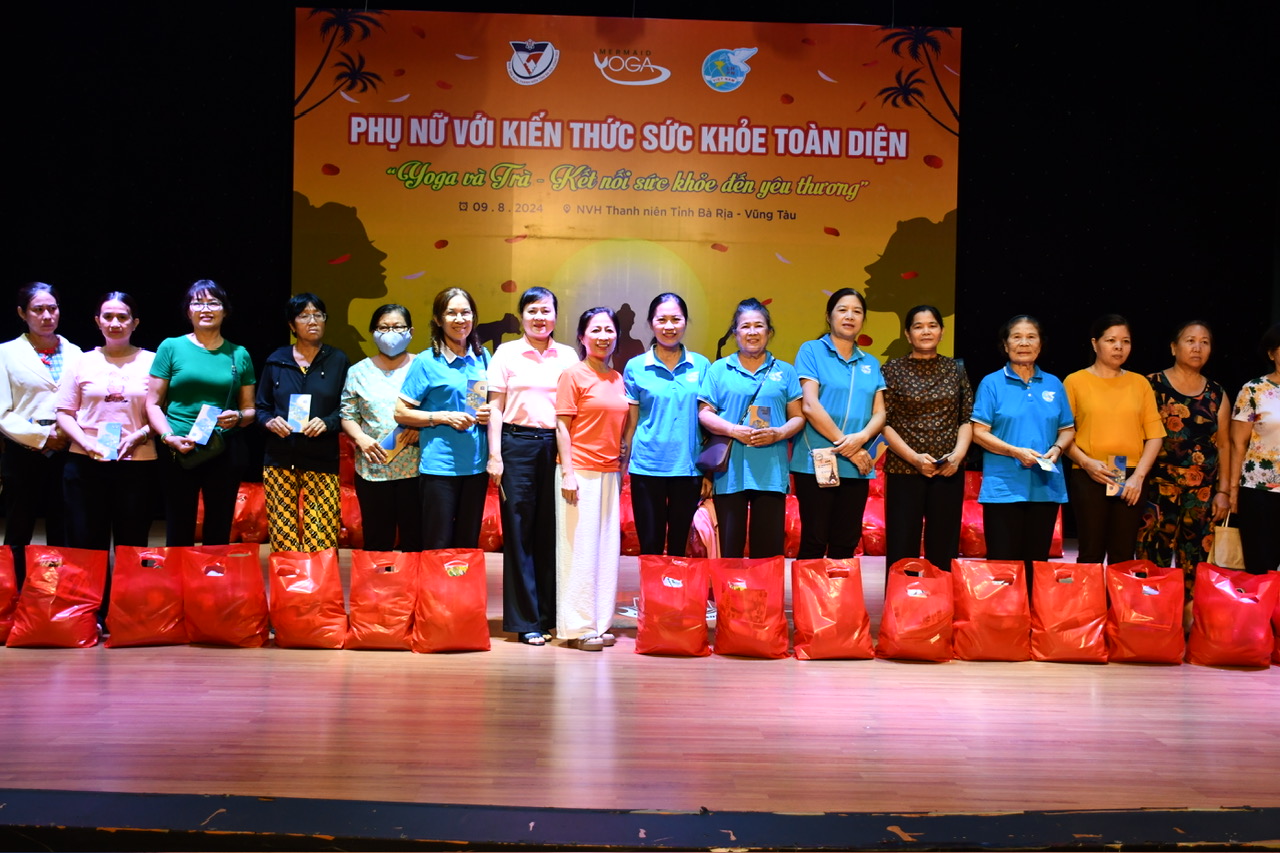 Ban Tổ  chức chương trình phụ nữ với kiến thức sức khỏe tặng quà cho hội viên phụ nữ.