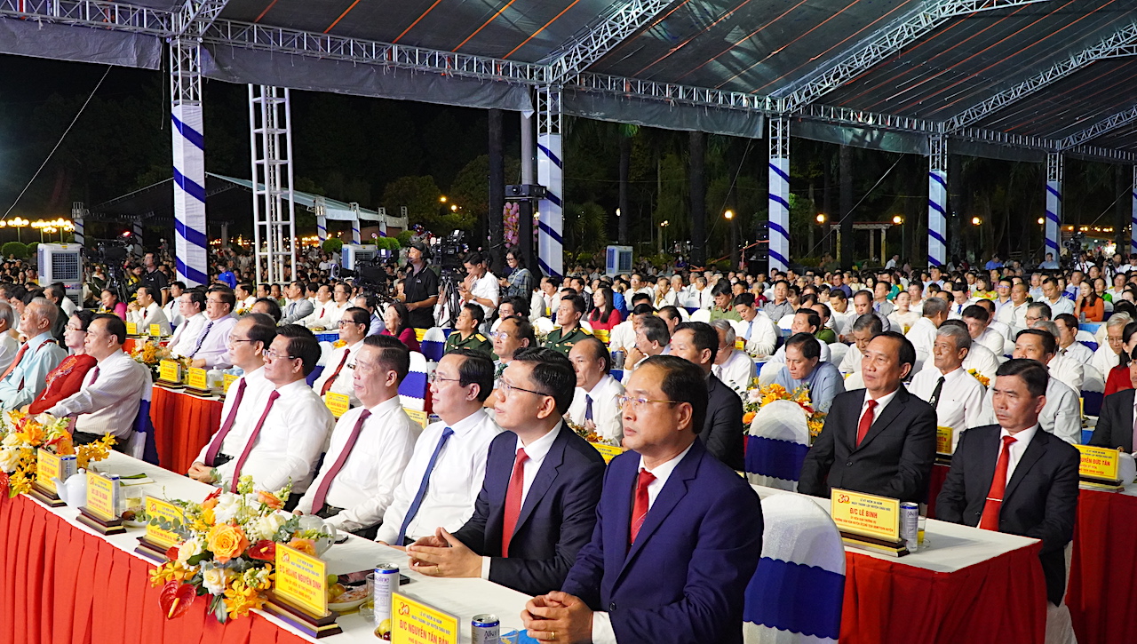 Lãnh đạo huyện Châu Đức cùng quan khách và đông đảo người dân tham dự lễ kỷ niệm 30 năm thành lập huyện Châu Đức.