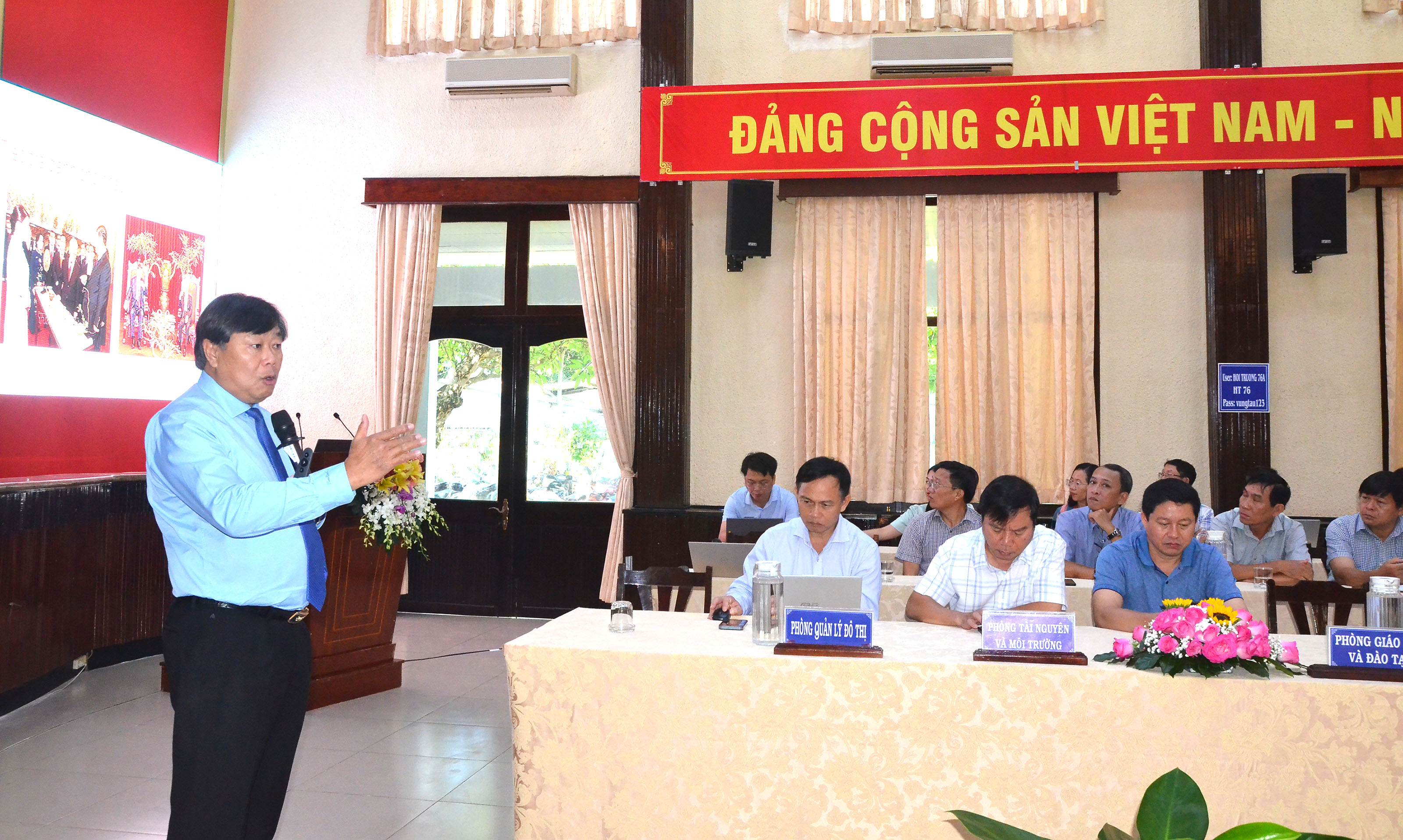 PGS.TS Nguyễn Quốc Dũng, Giám đốc Học viện Chính trị khu vực 2 truyền giảng kiến thức, kinh nghiệm về lễ tân, đối ngoại.