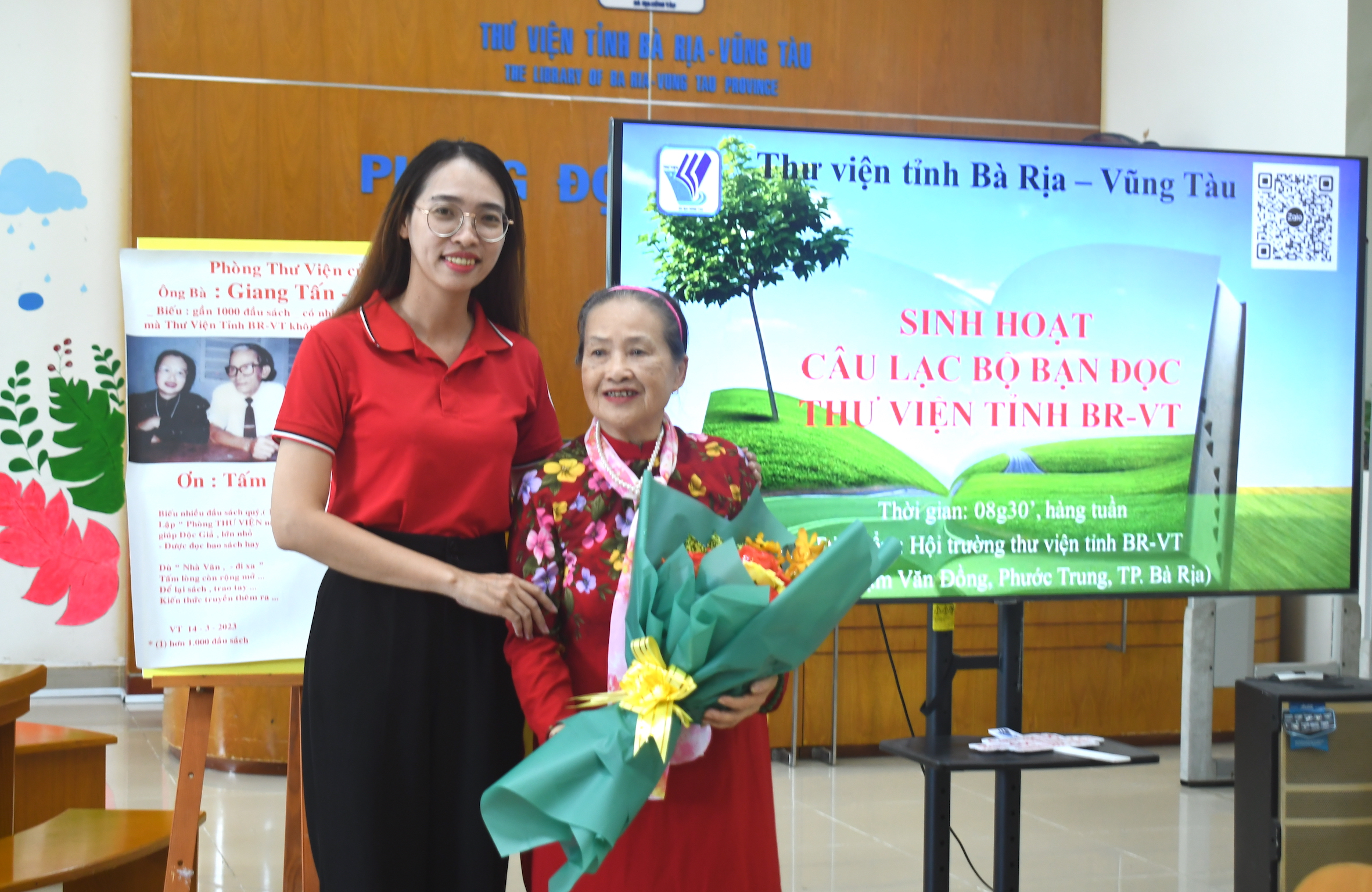 Bà Nguyễn Thị Hồng Thương, Phó Chủ nhiệm CLB Thư viện tỉnh tặng hoa đến bà Hoa Tâm trong chương trình giao lưu.