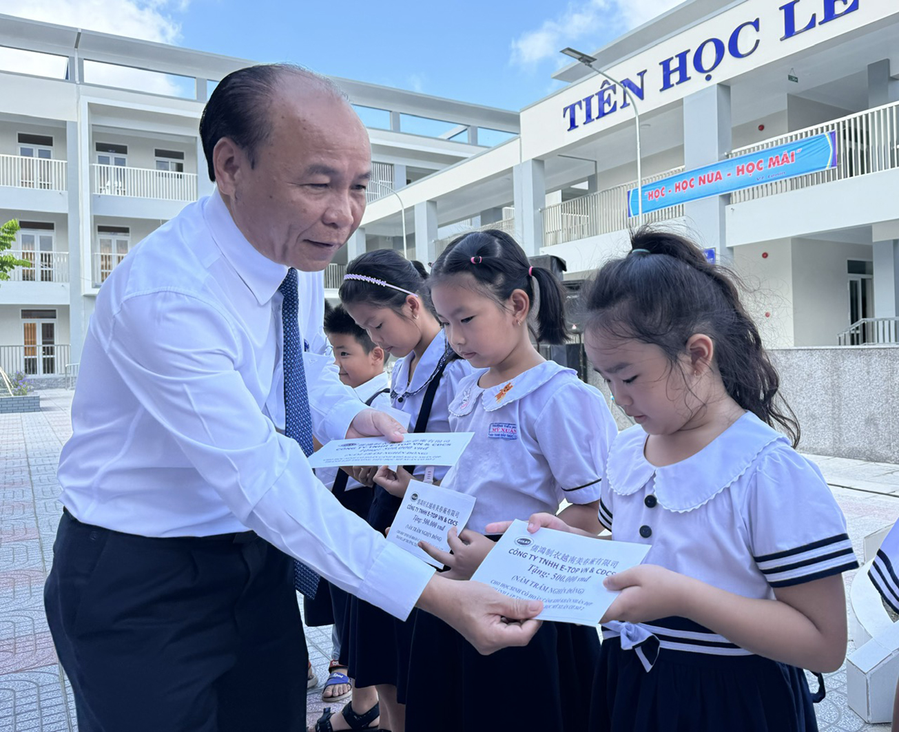 Ông Nguyễn Văn Việt, Bí thư Thị ủy Phú Mỹ trao học bổng cho học sinh có hoàn cảnh khó khăn.
