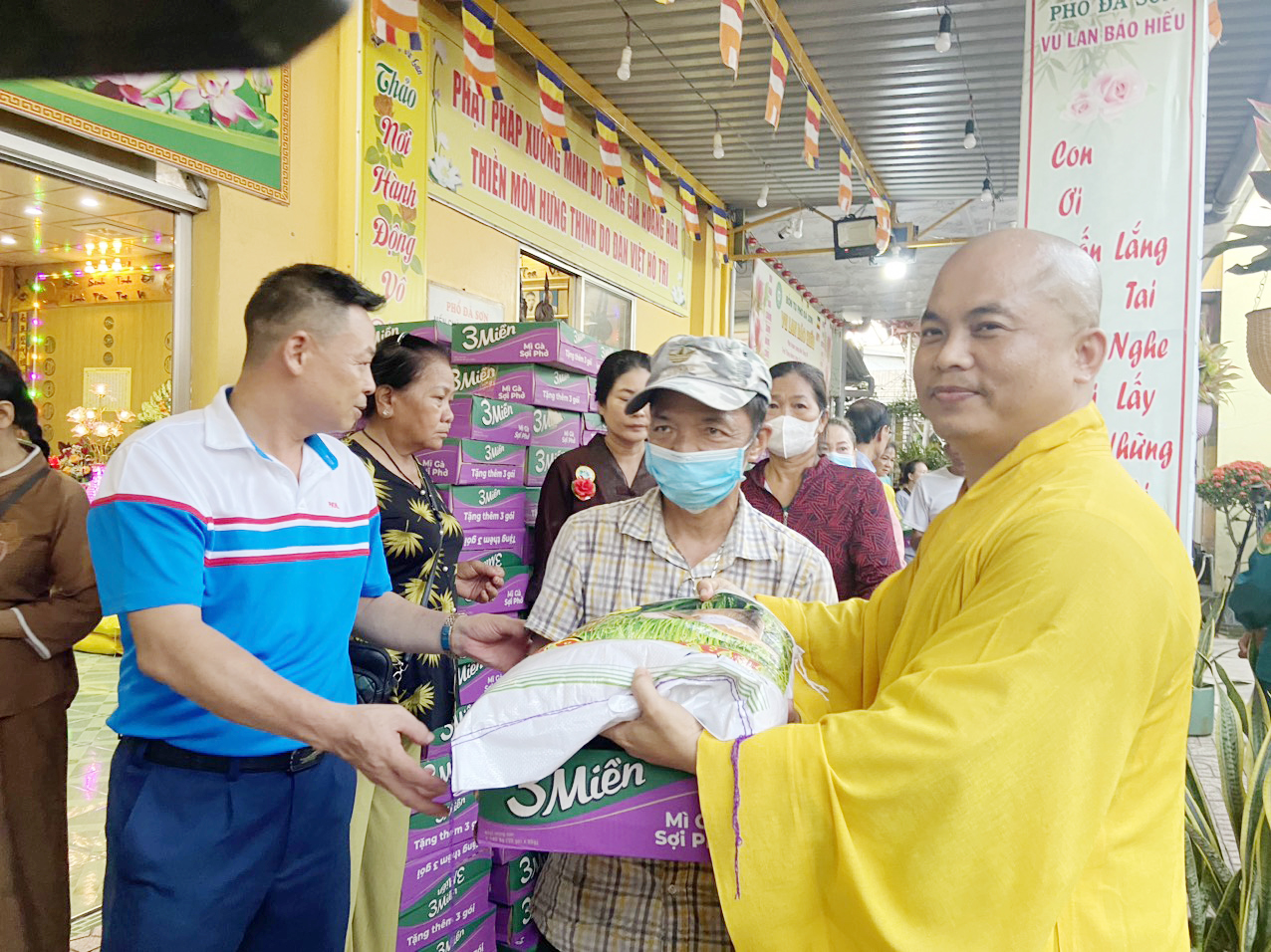 Đại đức Thích Huệ Hiếu, trụ trì chùa Phổ Đà Sơn trao quà đến người dân.