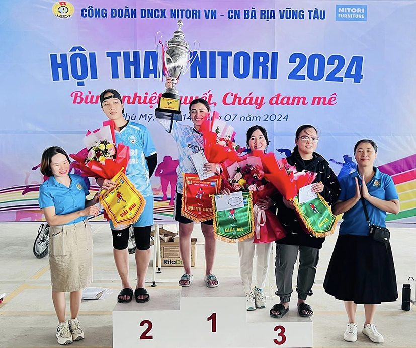 CĐCS Doanh nghiệp Chế xuất Nitori Chi nhánh Bà Rịa - Vũng Tàu trao giải cho NLĐ tham gia hội thao.
