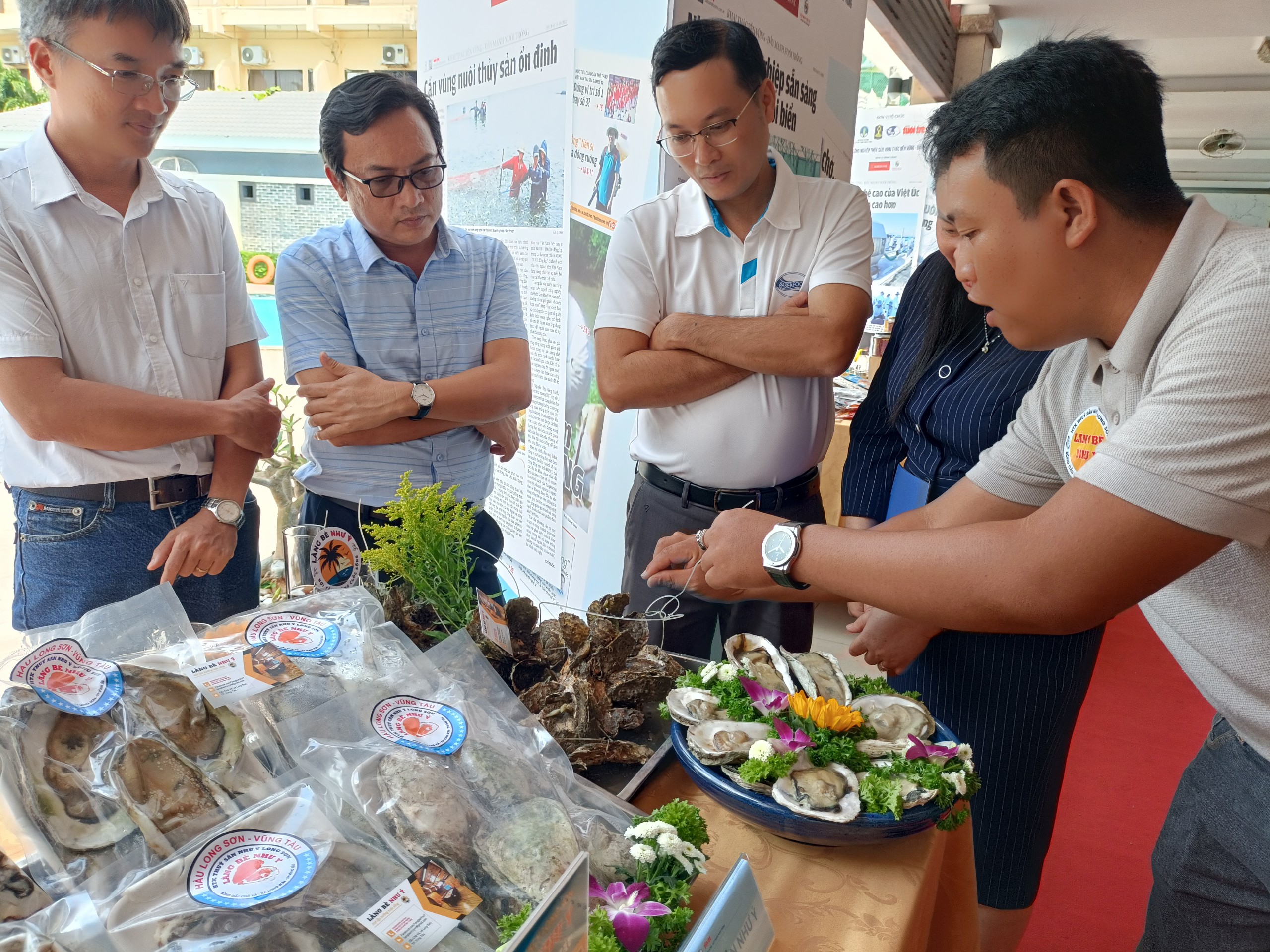 HTX Như Ý Long Sơn tăng cường quảng bá đặc sản hàu Long Sơn tại các cuộc hội thảo, triển lãm xúc tiến thương mại.