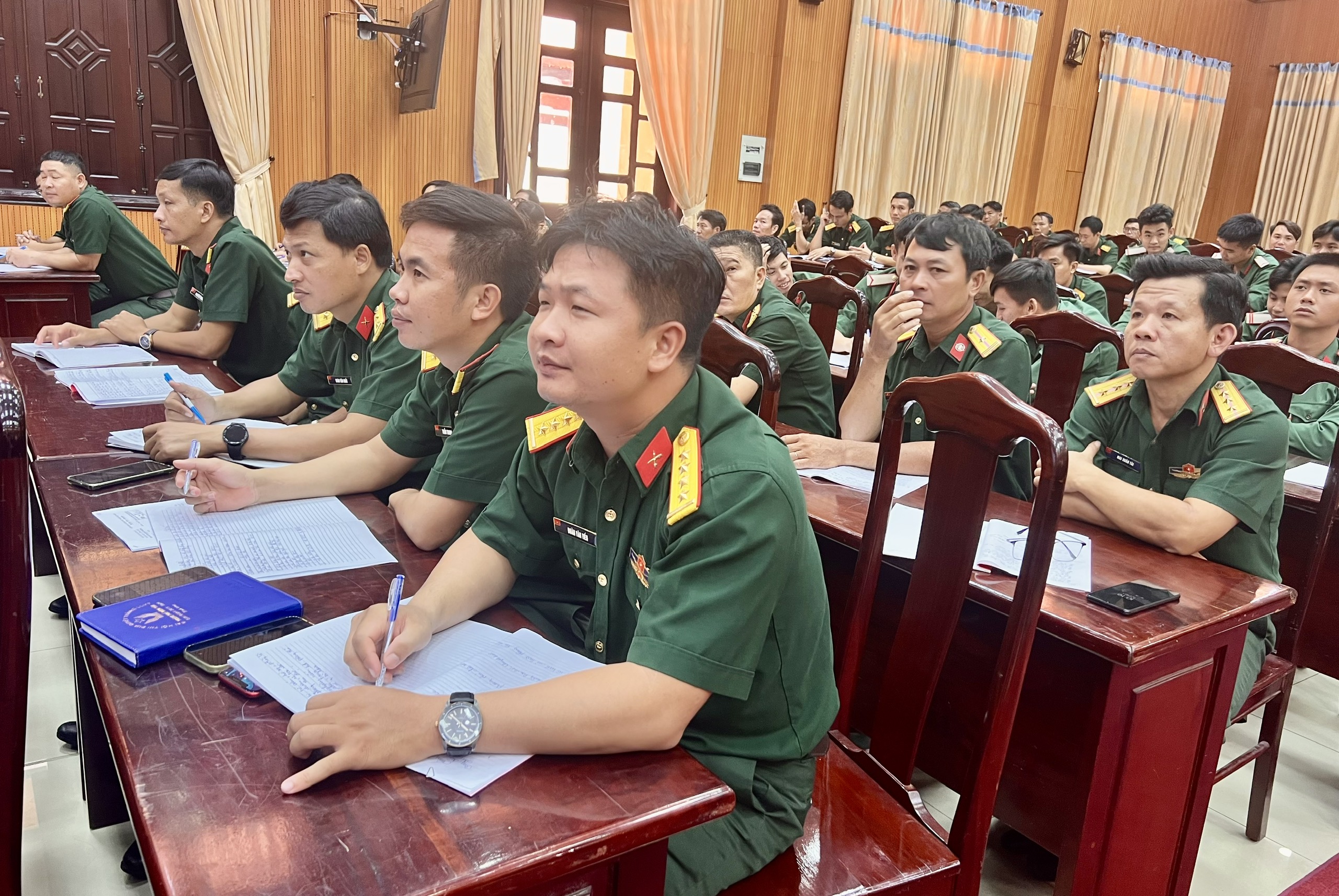 Cán bộ, chiến sĩ LLVT tỉnh tham gia học tập các chuyên đề pháp luật năm 2024.