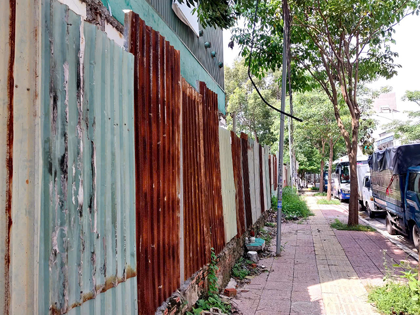 Hàng rào tôn tại phần đất trong vụ án đang được TAND TP.Vũng Tàu thụ lý.