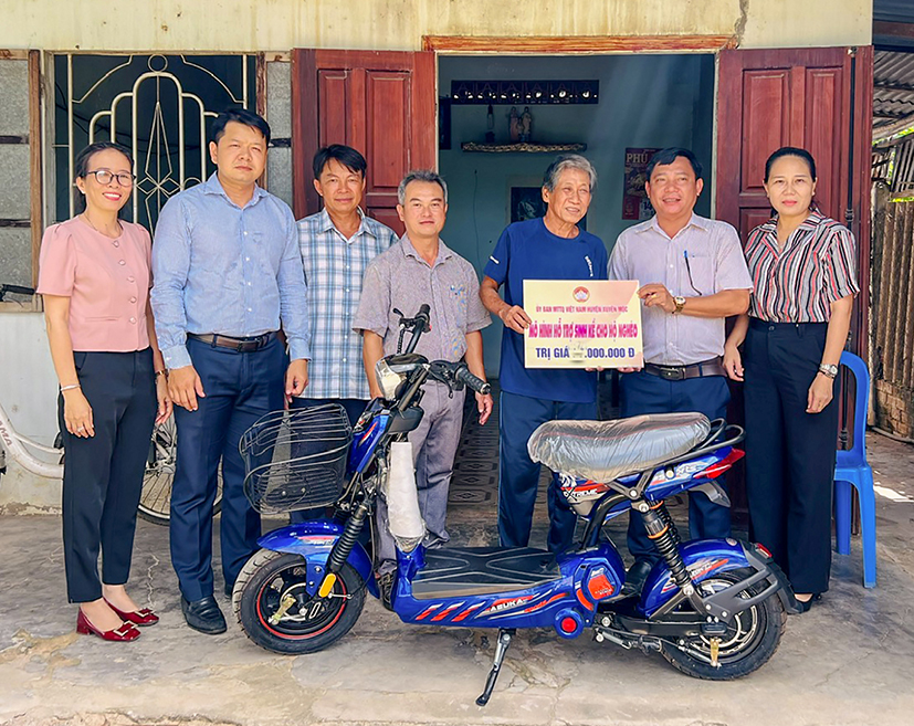 Bà Huỳnh Thị Thanh Hồng, Phó Chủ tịch UBMTTQ Việt Nam huyện Xuyên Mộc và đại diện nhà tài trợ trao bảng hỗ trợ 10 triệu đồng (mua phương tiện) tới ông Nguyễn Văn Thôi, xã Phước Thuận.