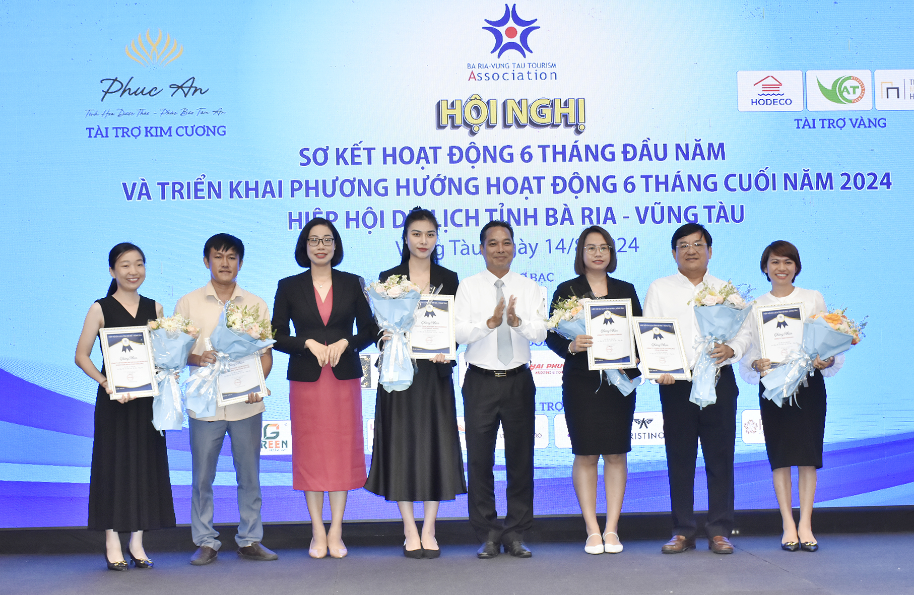 Đại diện Hiệp hội Du lịch trao chứng nhận kết nạp hội viên mới.