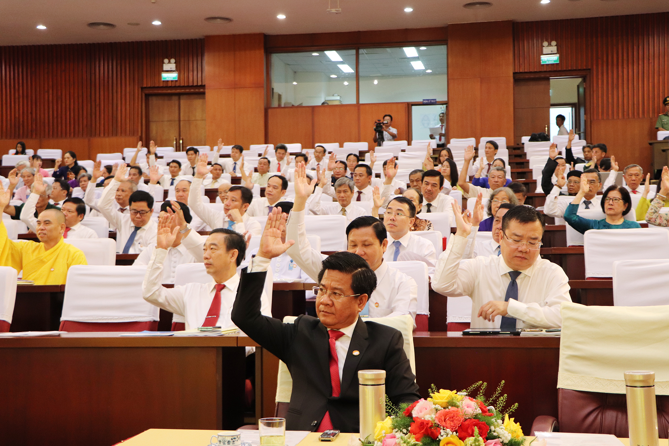 Các đại biểu biểu quyết thông qua các nội dung Đại hội.