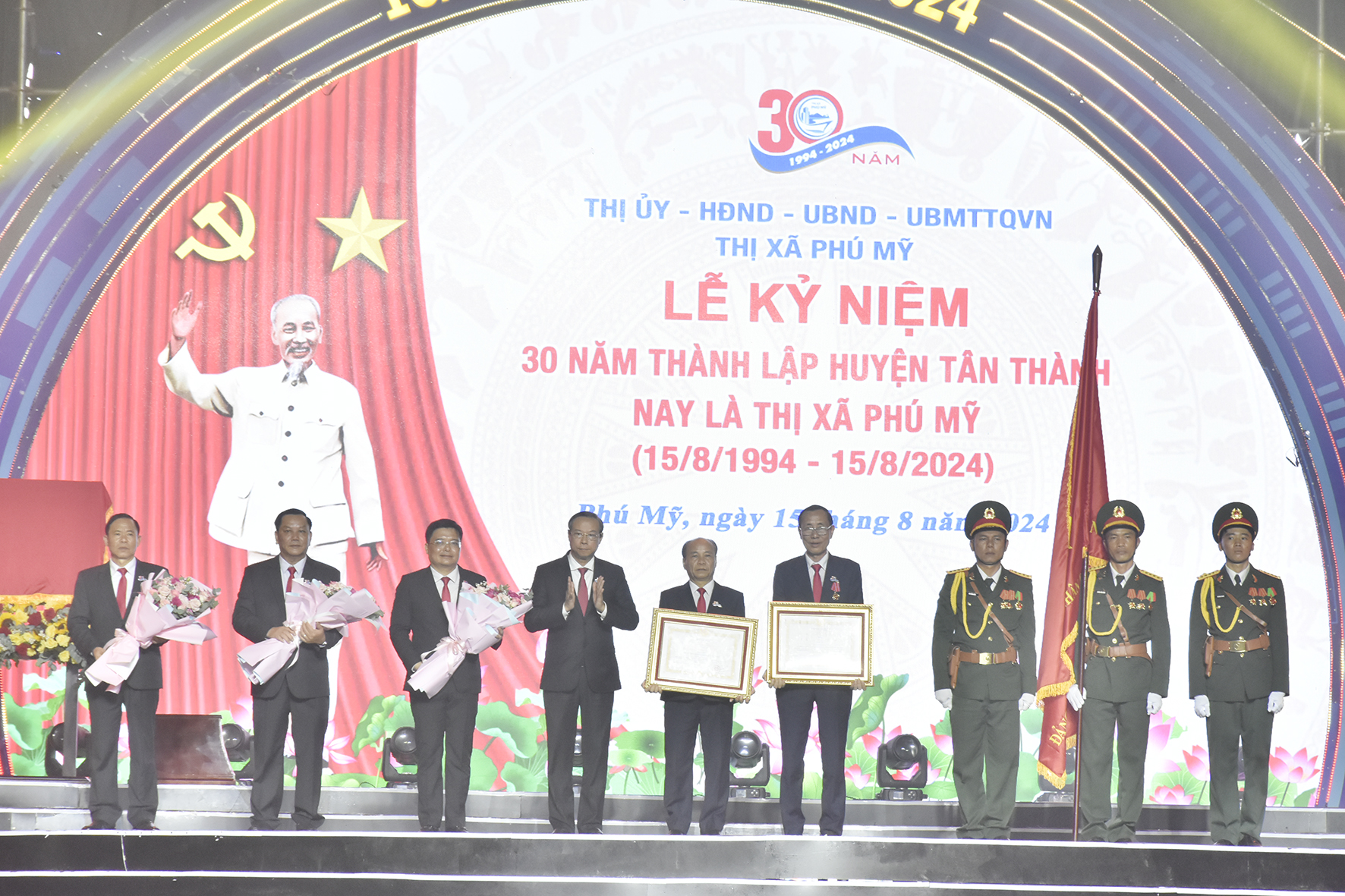 Ông Nguyễn Văn Thọ, Chú tịch UBND tỉnh trao tặng Huân chương Lao động hạng Ba cho ông Nguyễn Văn Thắm, Chủ tịch UBND TX.Phú Mỹ. 