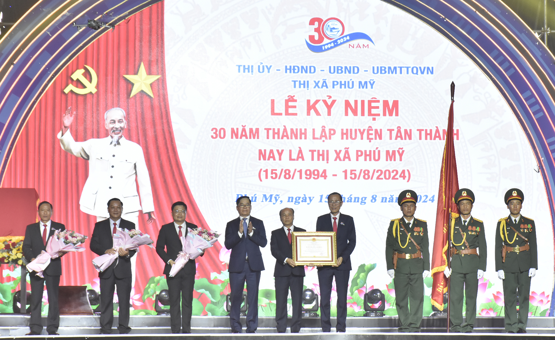 Ông Phạm Viết Thanh, Uỷ viên Trung ương Đảng, Bí thư Tỉnh uỷ, Chủ tịch HĐND tỉnh trao Huân chương Lao động hạng Nhất cho Đảng bộ, chính quyền và Nhân dân TX.Phú Mỹ.