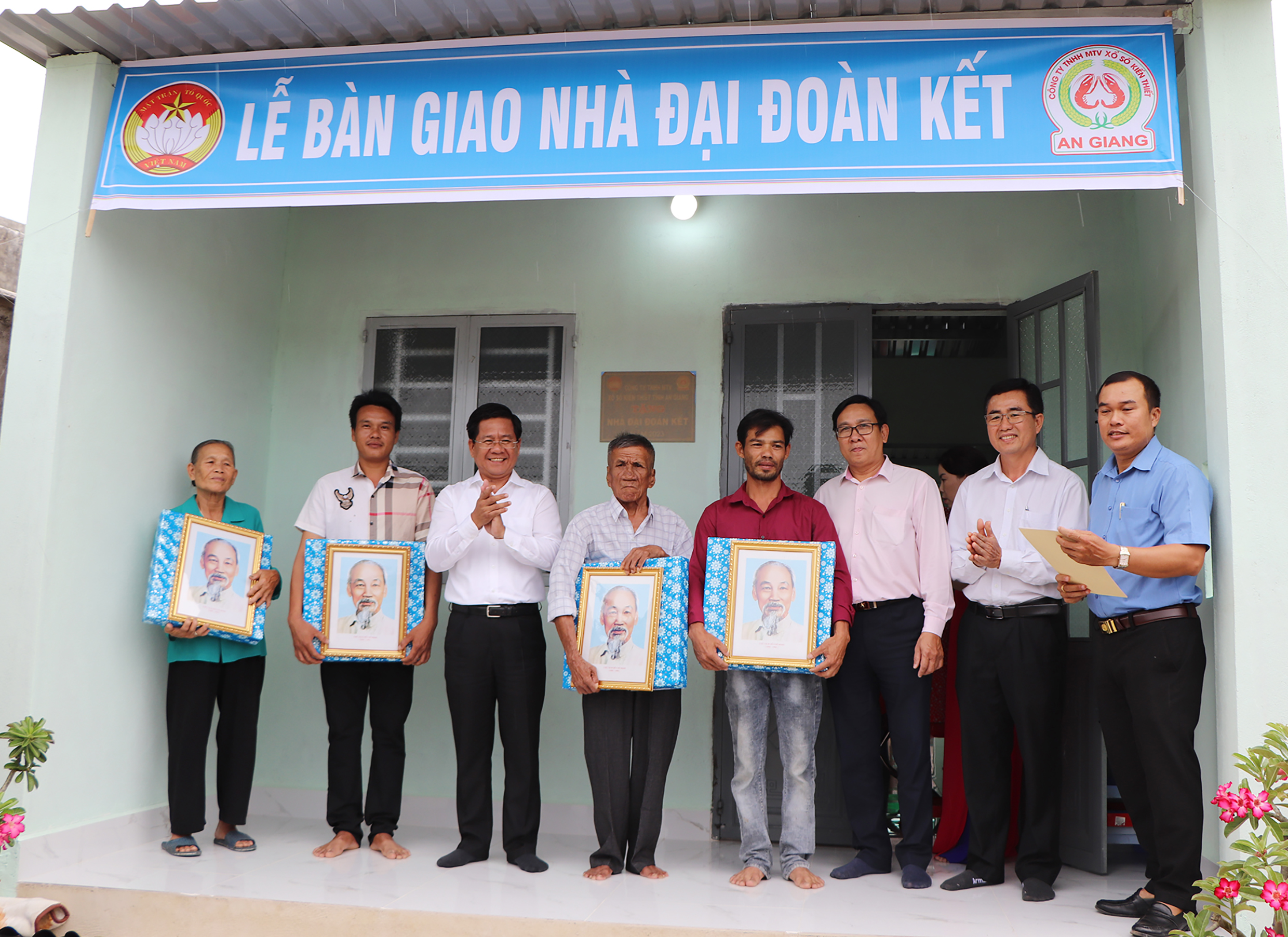 Chủ tịch UBMTTQ Việt Nam tỉnh Bùi Chí Thành chia sẻ niềm vui với các hộ dân xã Phước Hưng, huyện Long Điền được hỗ trợ nhà đại đoàn kết.