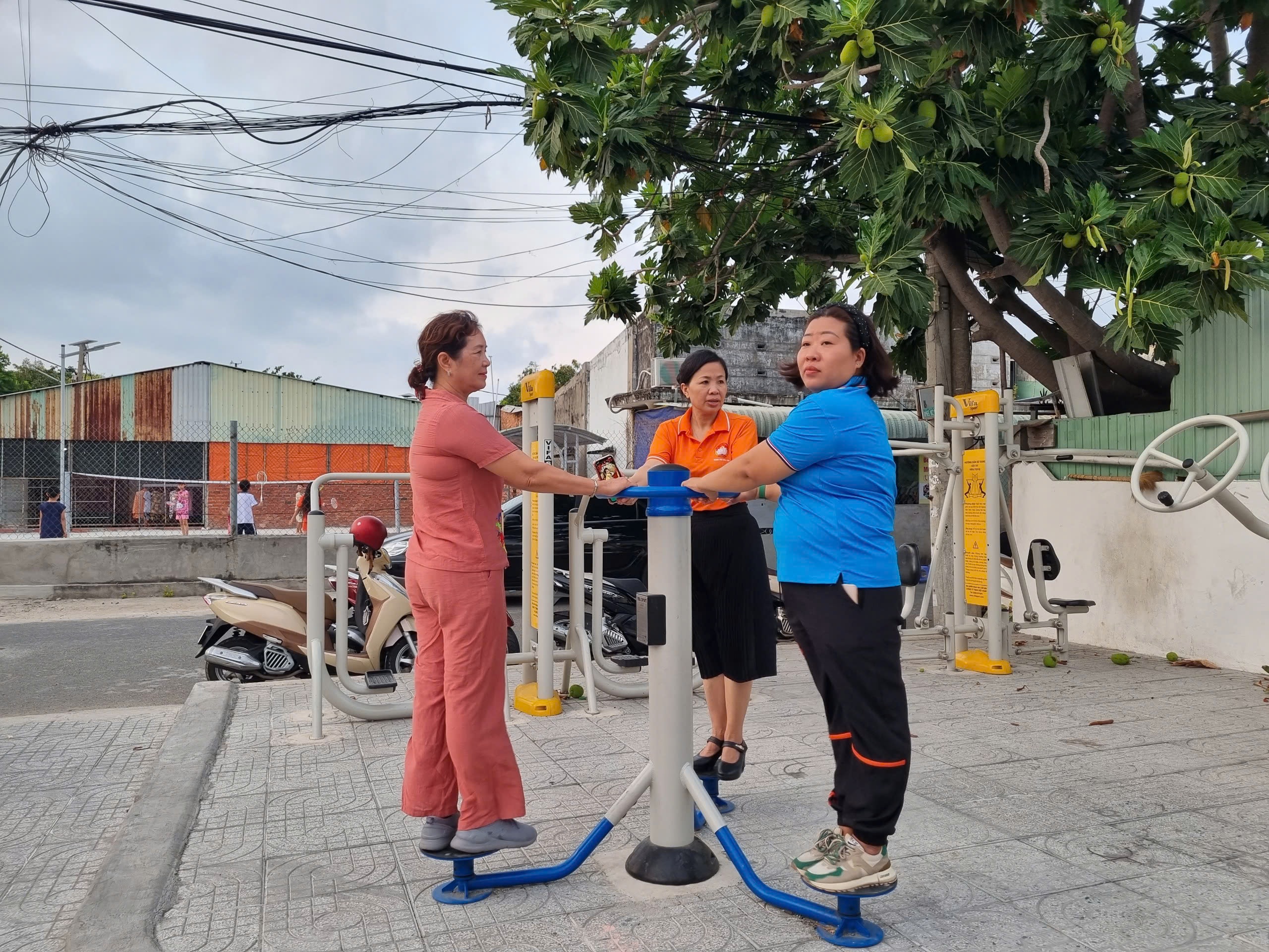 UBMTTQ Việt Nam phường Rạch Dừa, TP.Vũng Tàu biến 2 bãi rác thành sân chơi cho trẻ em, sân tập TDTT cho người dân.